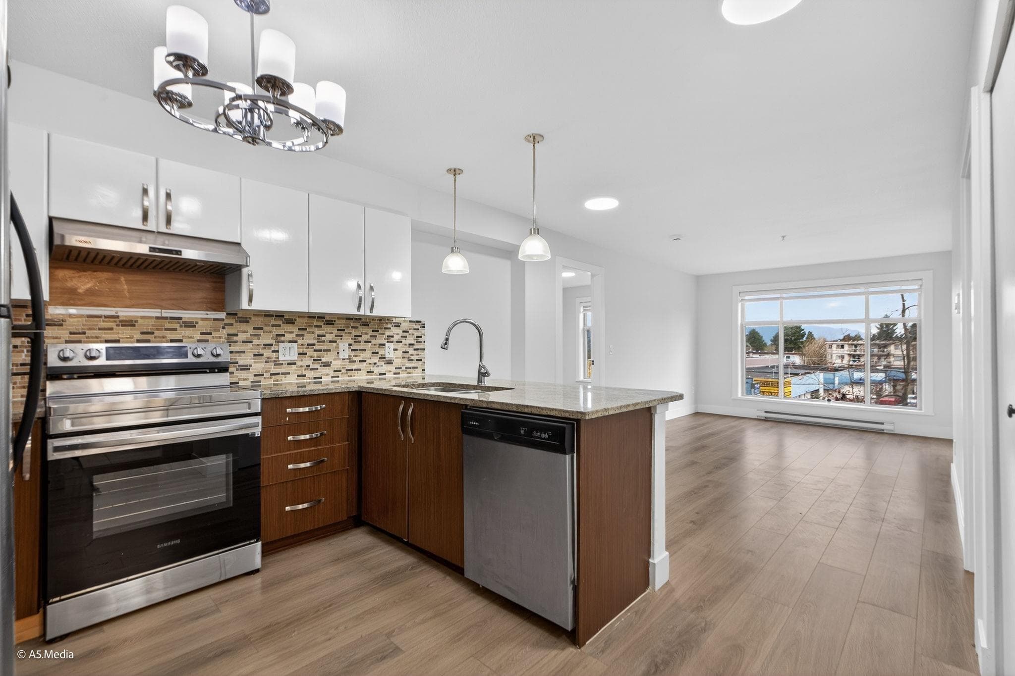 318 - 13555 Gateway Drive, Surrey, V3T 0B5 — photo 1