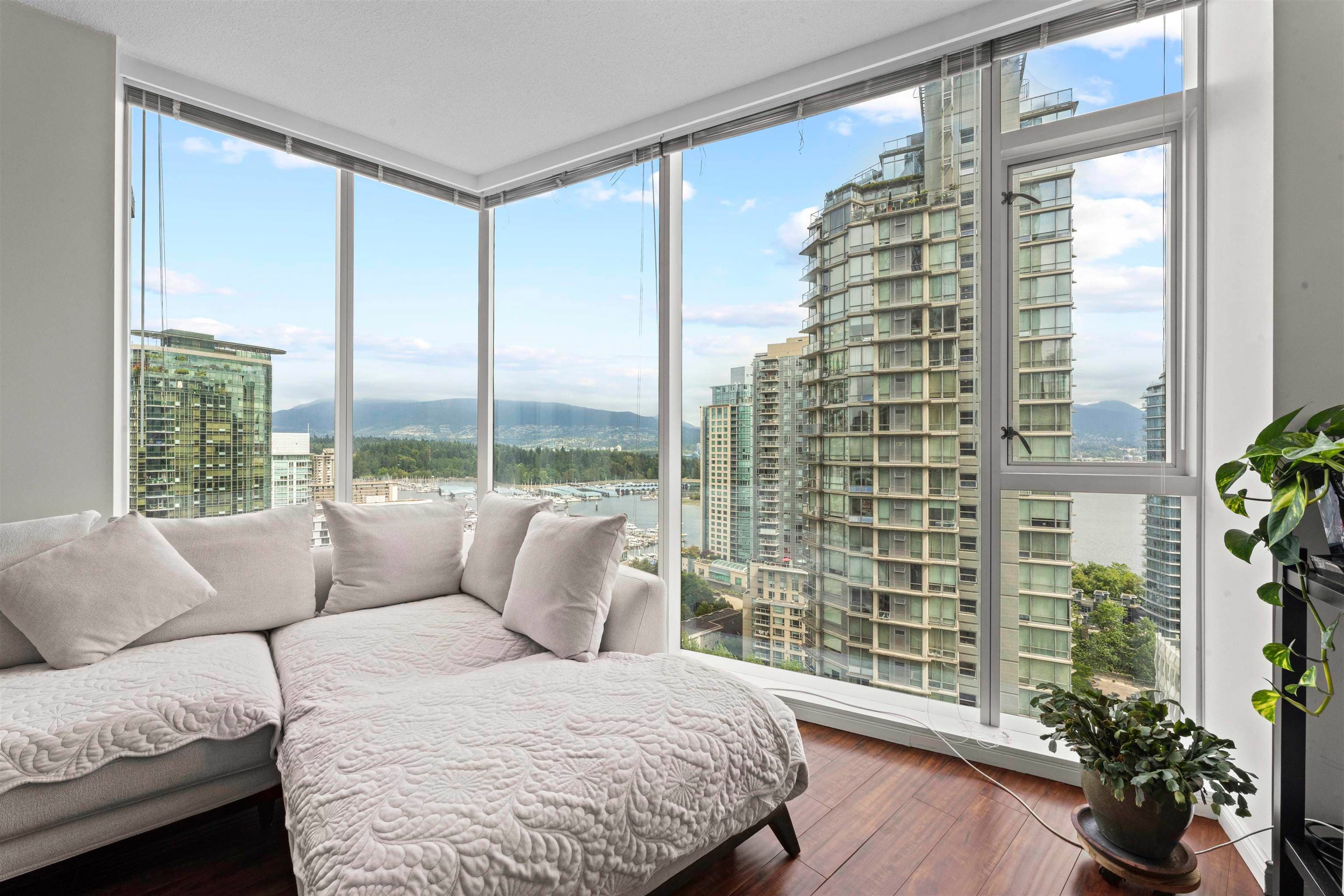 1705 - 1211 Melville Street, Vancouver, V6E 0A7 — photo 2