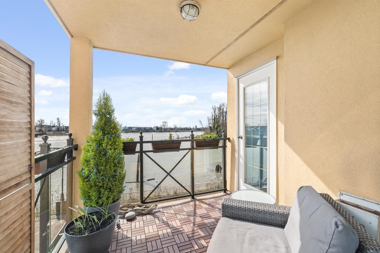 312 - 6 Renaissance Square, New Westminster, V3M 6N8 — photo 3