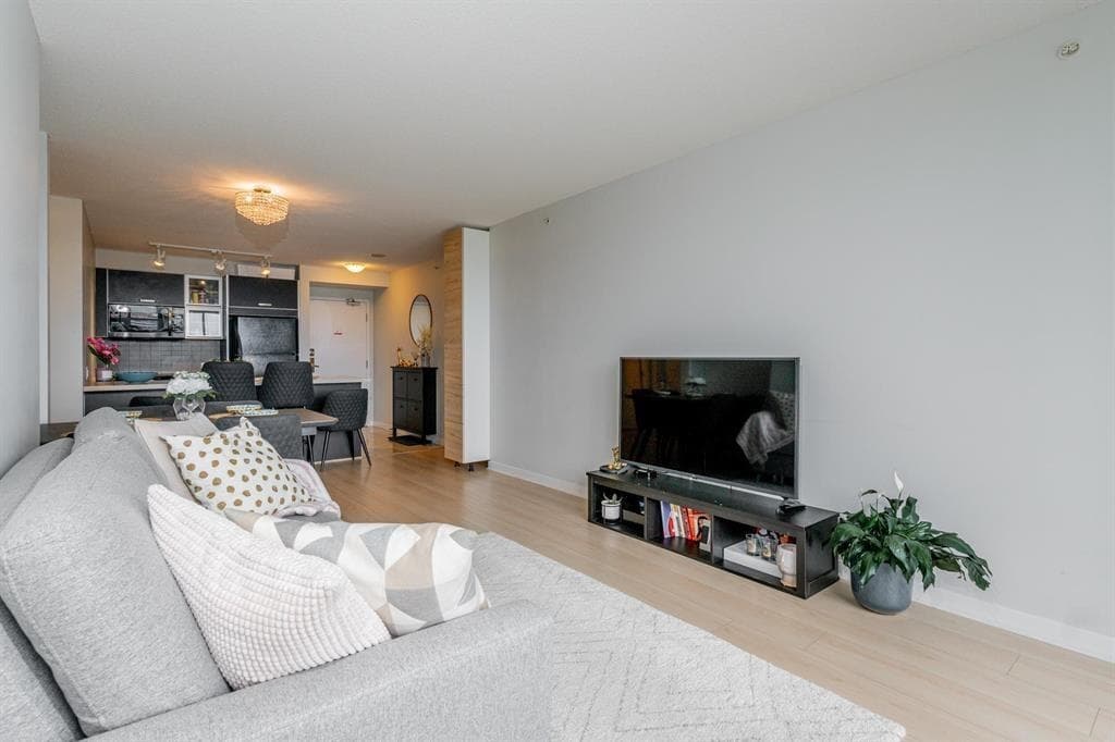 809 - 9981 Whalley Boulevard, Surrey, V3T 0G6 — photo 3