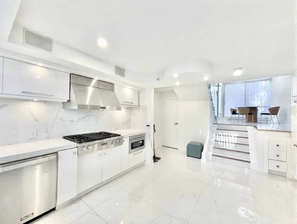 1235 Alberni Street, Vancouver, V6E 4R4 — photo 1