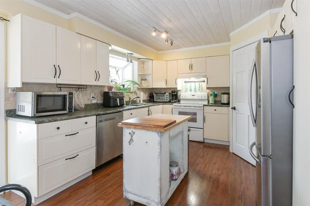 3628 203a Street, Langley, V3A 1W5 — photo 4