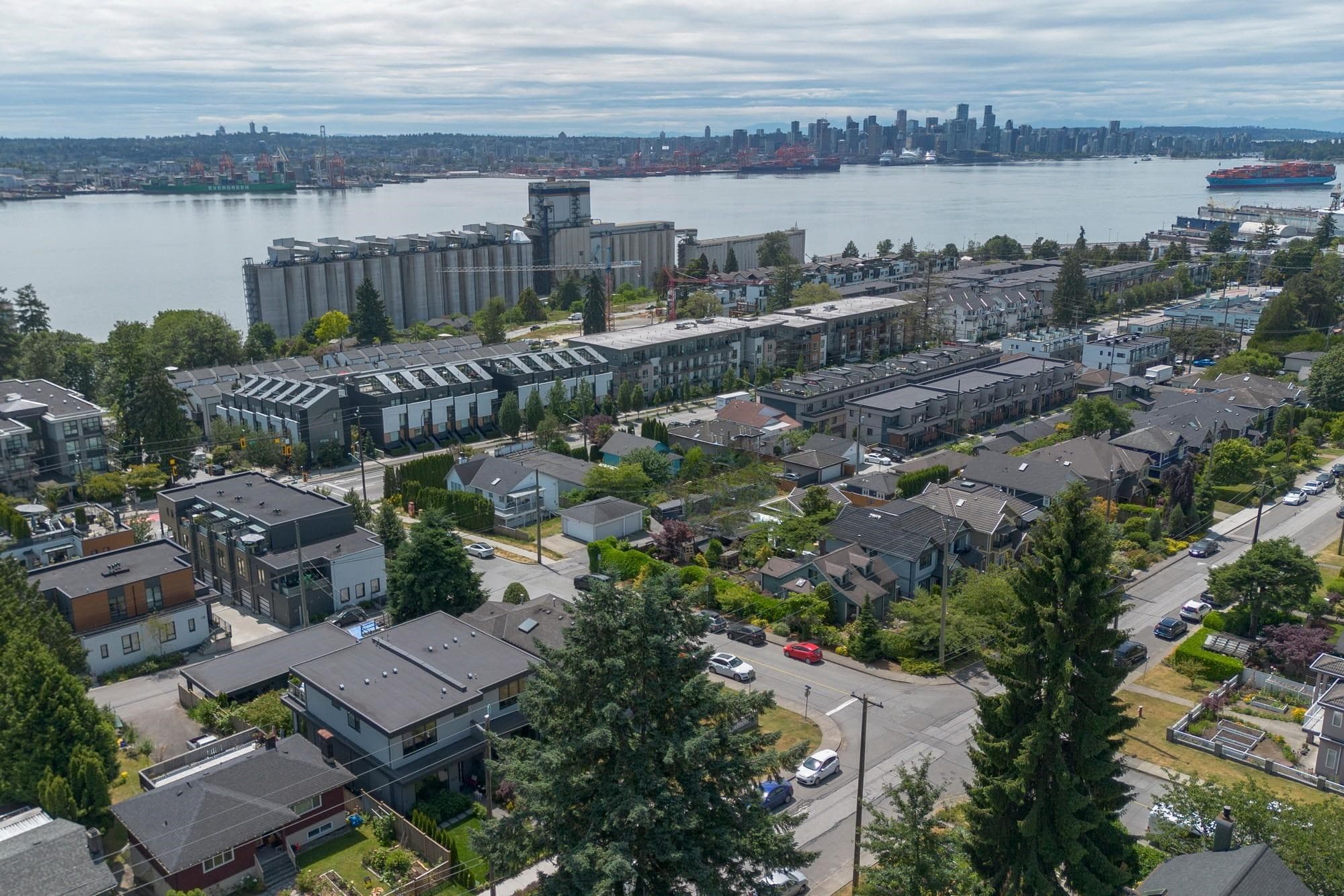 658 E 3rd Street, North Vancouver, V7L 1G7 — photo 1