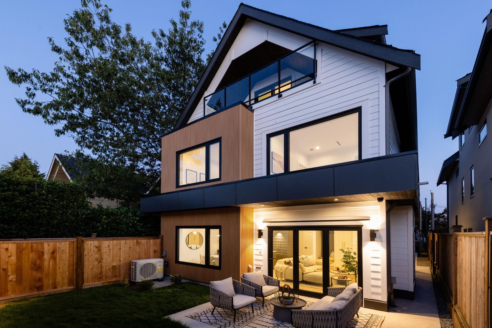 #2 - 1079 E 14th Avenue, Vancouver, V5T 2P1 — photo 1