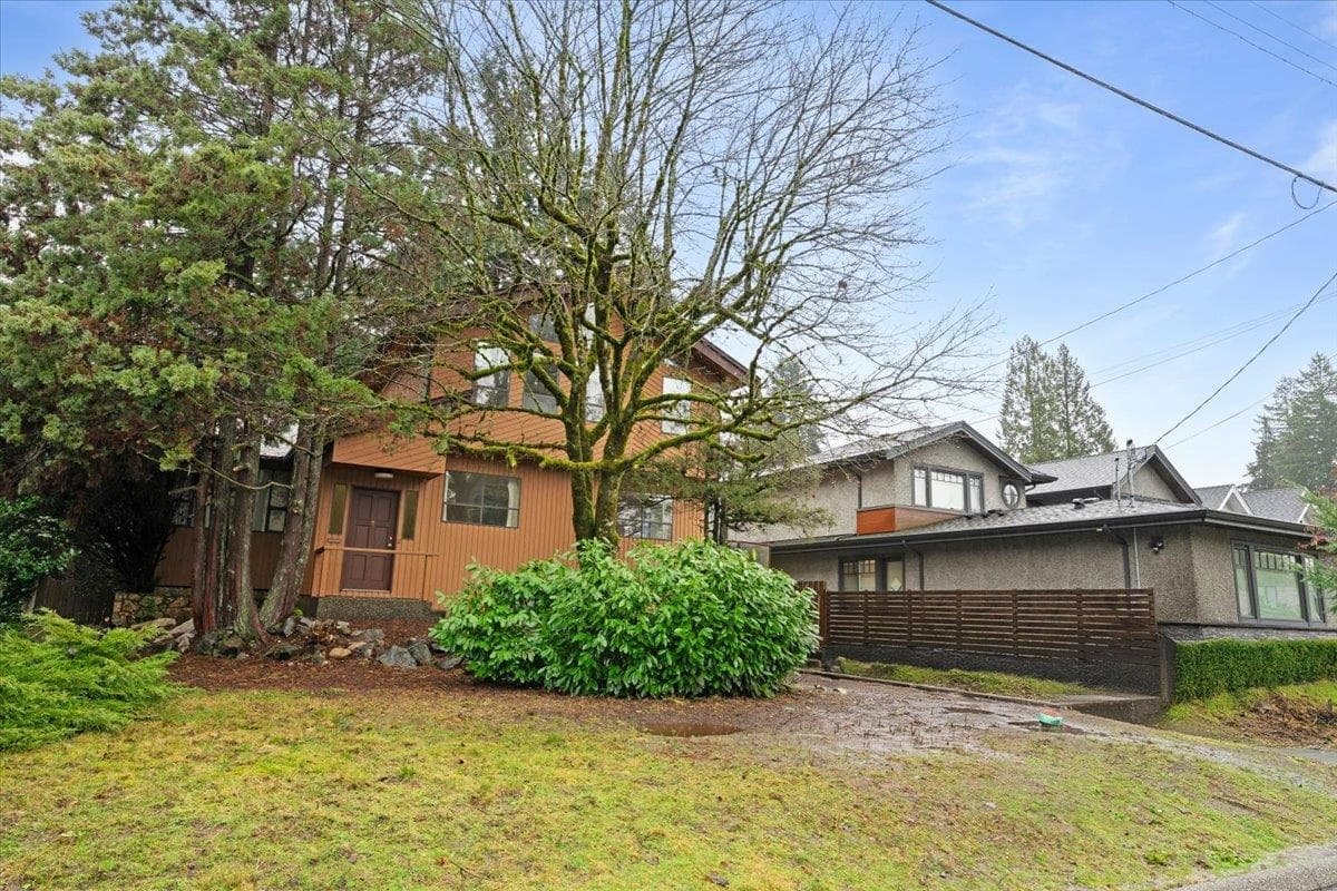 1064 Ruthina Avenue, North Vancouver, V7R 2E6 — photo 3