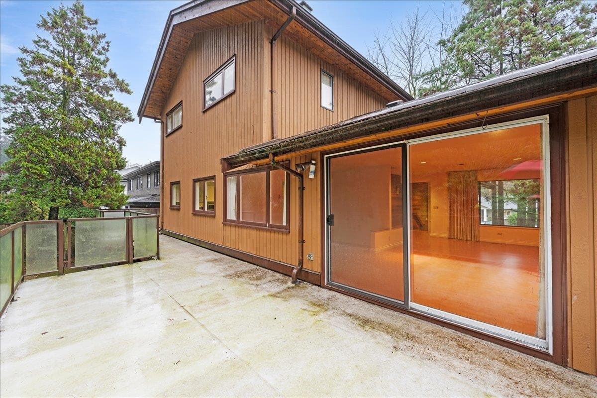 1064 Ruthina Avenue, North Vancouver, V7R 2E6 — photo 4