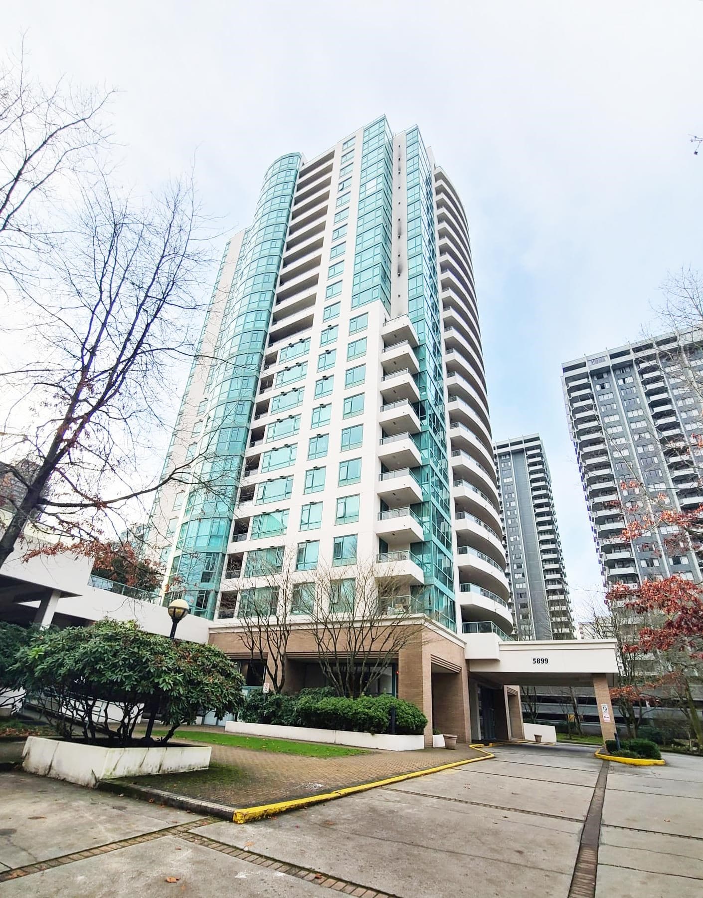 604 - 5899 Wilson Avenue, Burnaby, V5H 4R9 — photo 1