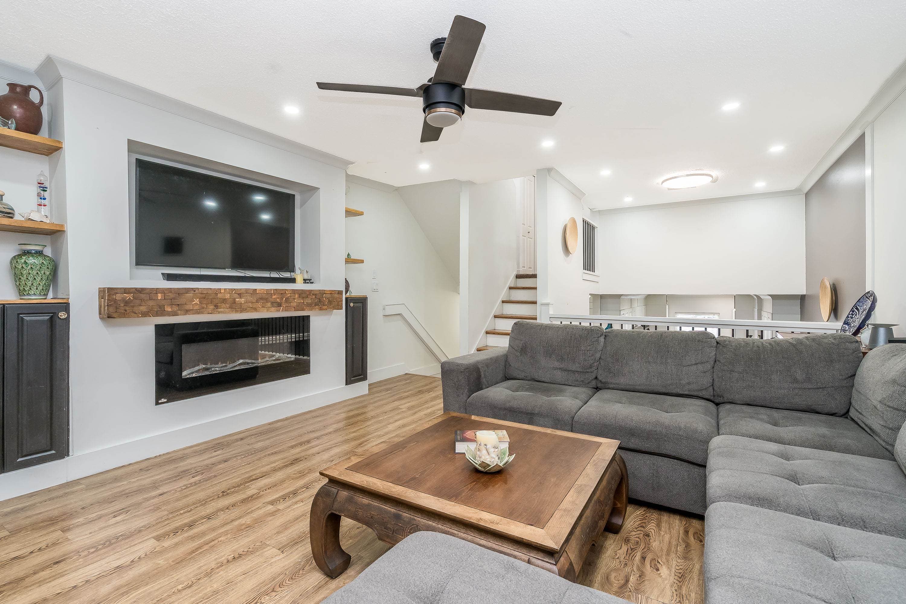 17 - 33293 E Bourquin Crescent, Abbotsford, V2S 1Y2 — photo 1