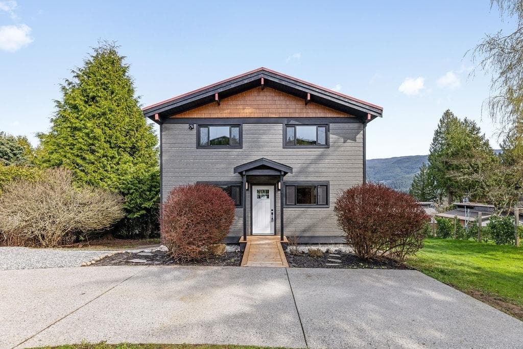 6176 Gale Avenue, Sechelt, V7Z 0L5 — photo 1