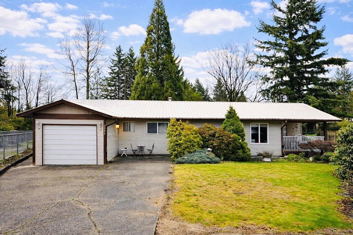 2237 Crystal Court, Abbotsford, V2T 6A7 — photo 4