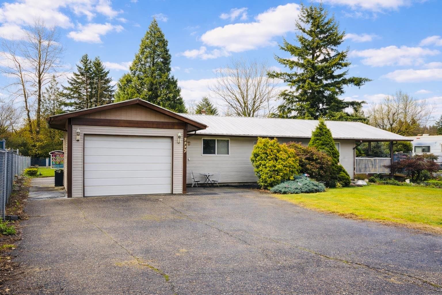 2237 Crystal Court, Abbotsford, V2T 6A7 — photo 5