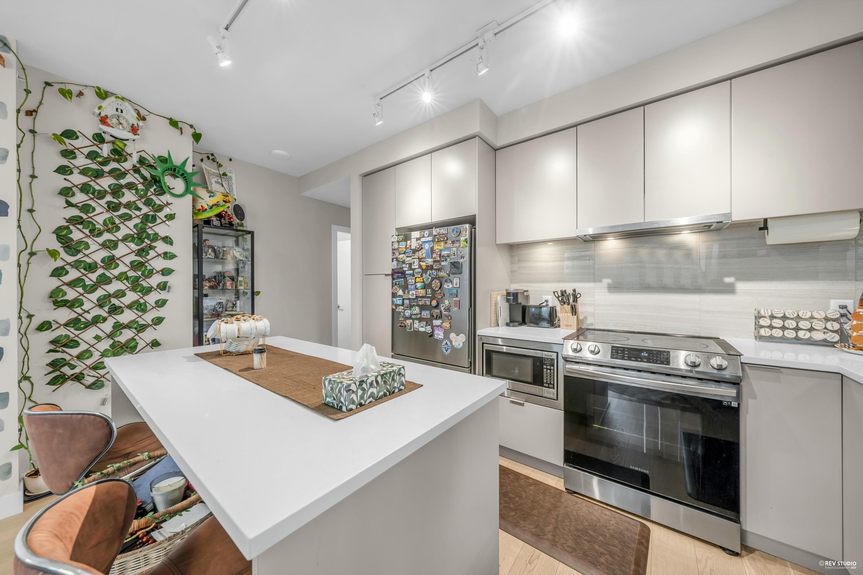 702 - 8725 University Crescent, Burnaby, V5A 4Y8 — photo 4