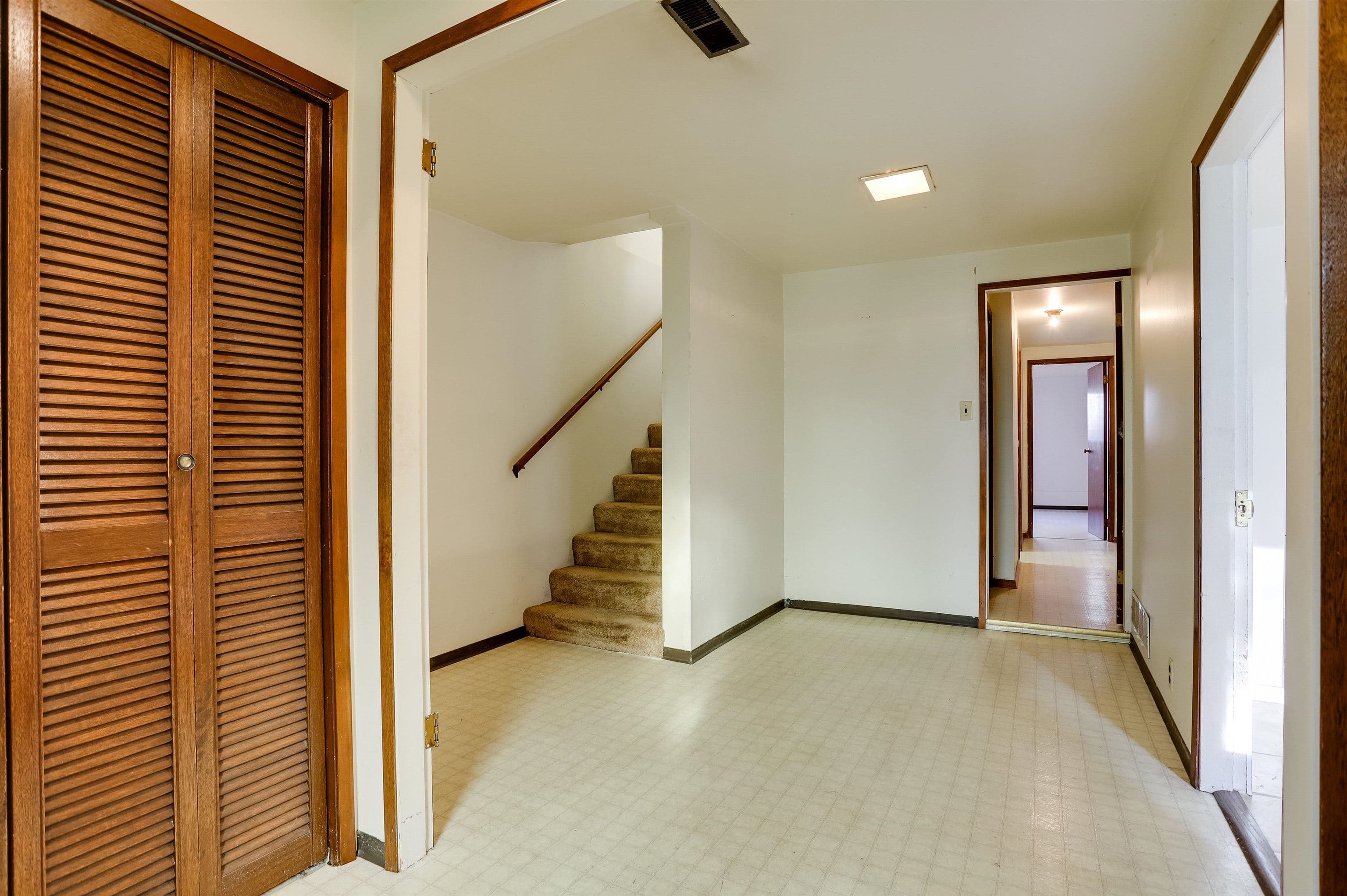 2579 E Pender Street, Vancouver, V5K 2B4 — photo 2