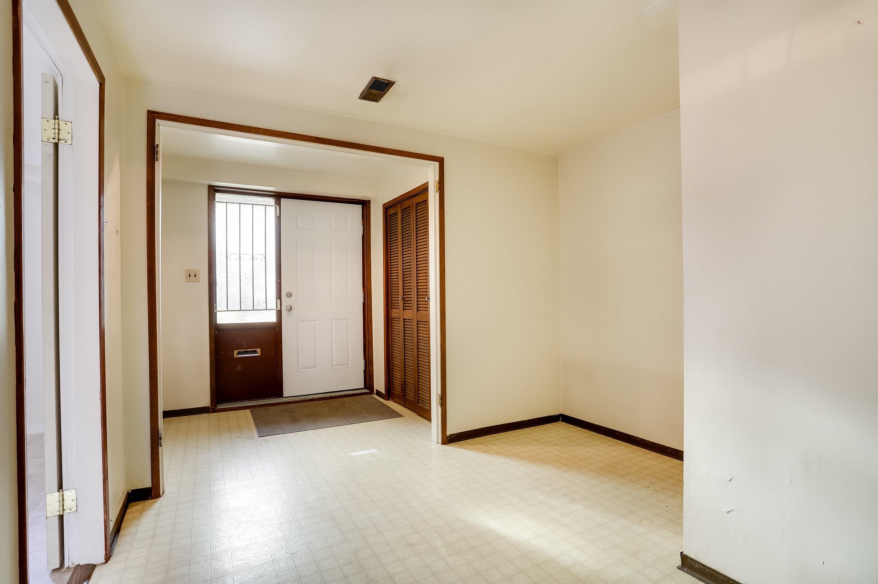 2579 E Pender Street, Vancouver, V5K 2B4 — photo 3