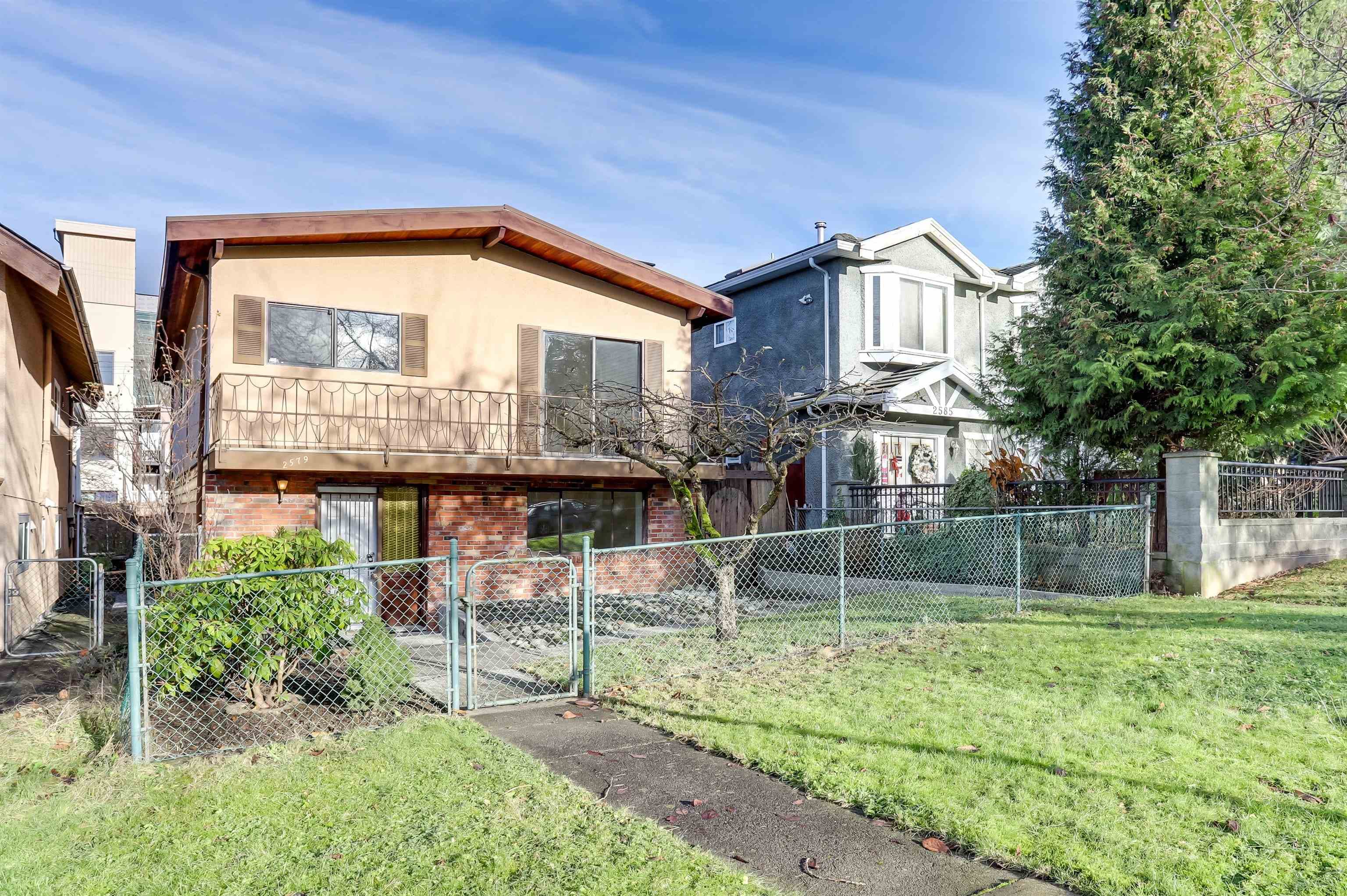 2579 E Pender Street, Vancouver, V5K 2B4 — photo 1