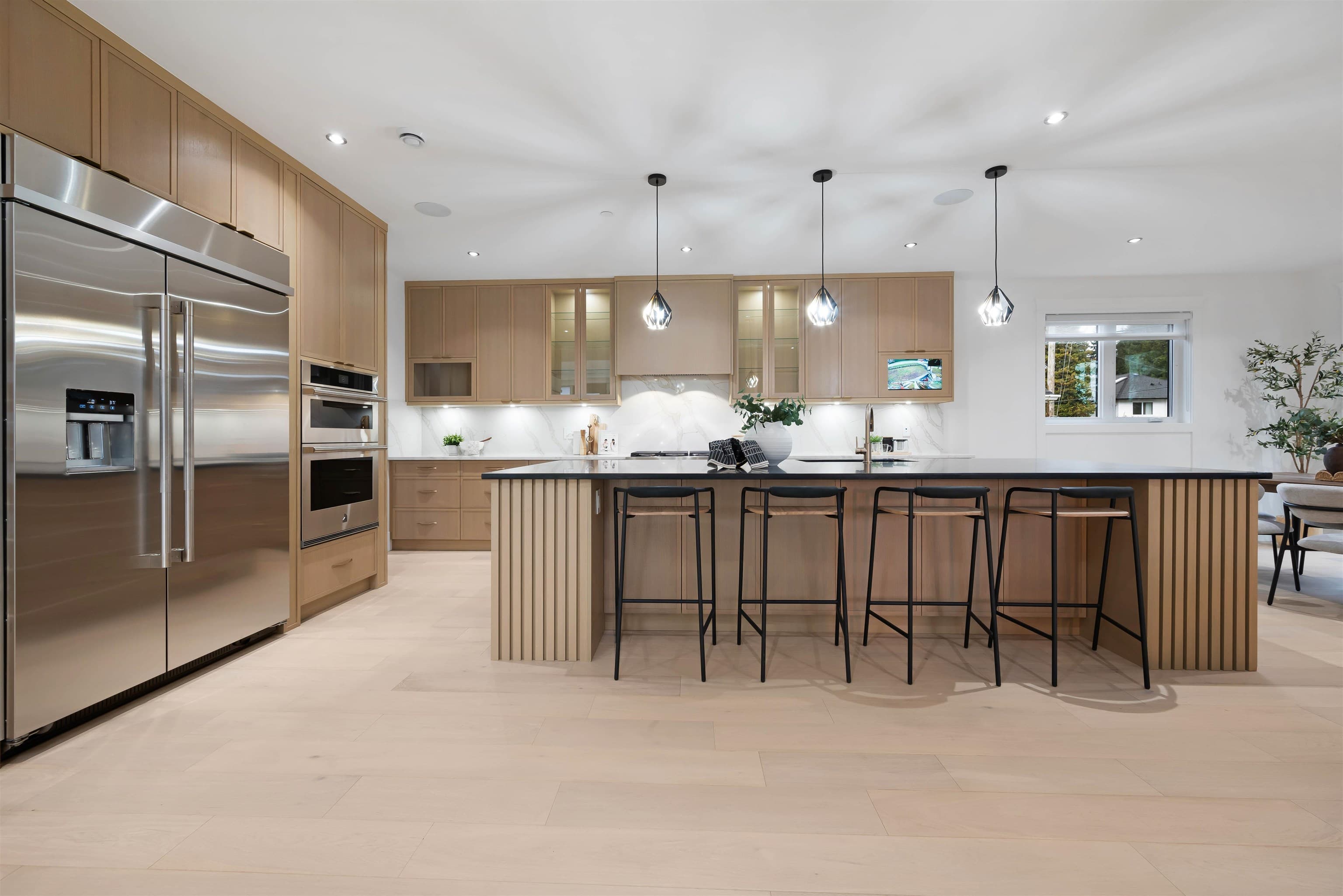 13915 Blackburn Avenue, White Rock, V4B 2Z3 — photo 1