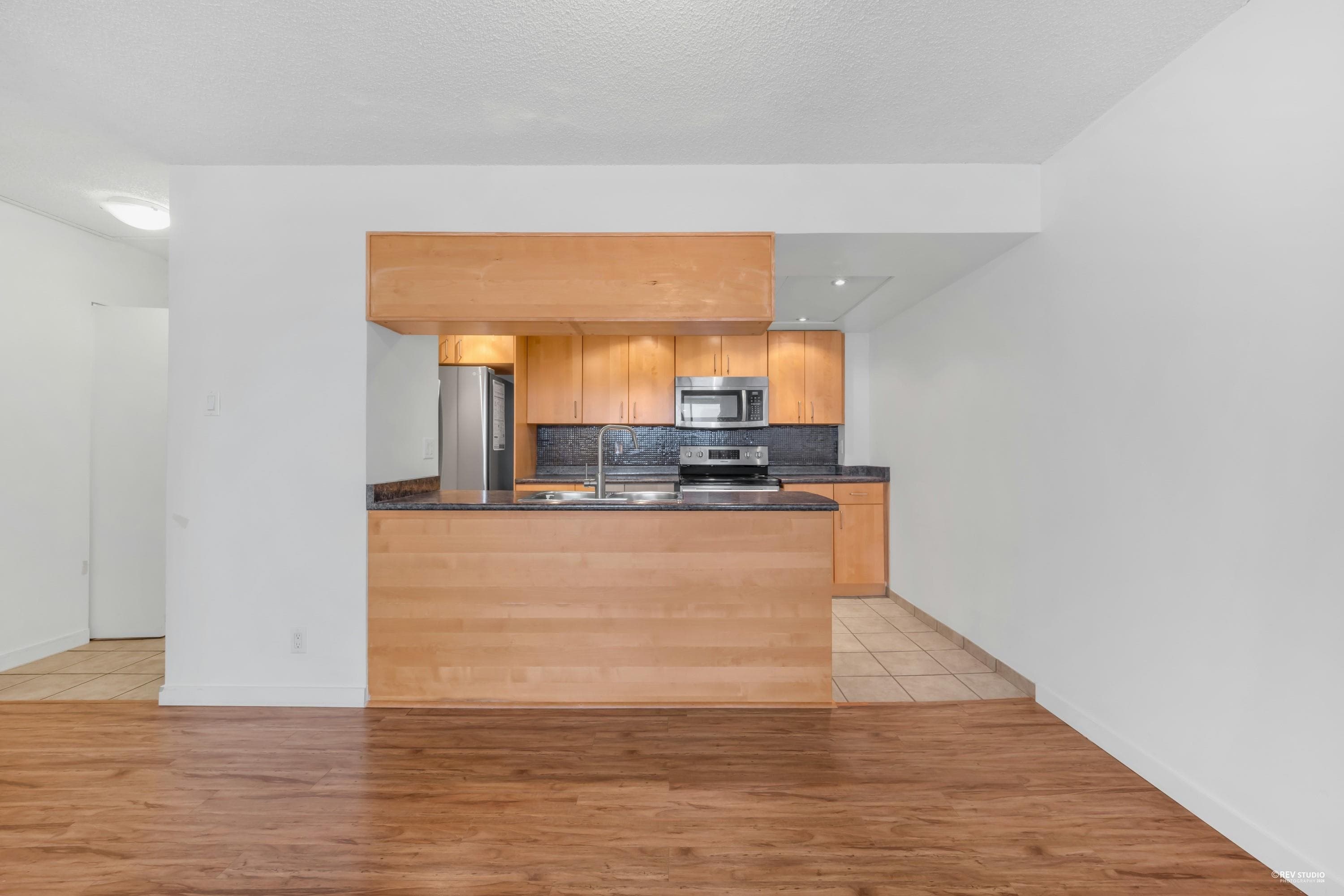 2402 - 9521 Cardston Court, Burnaby, V3N 4R8 — photo 2