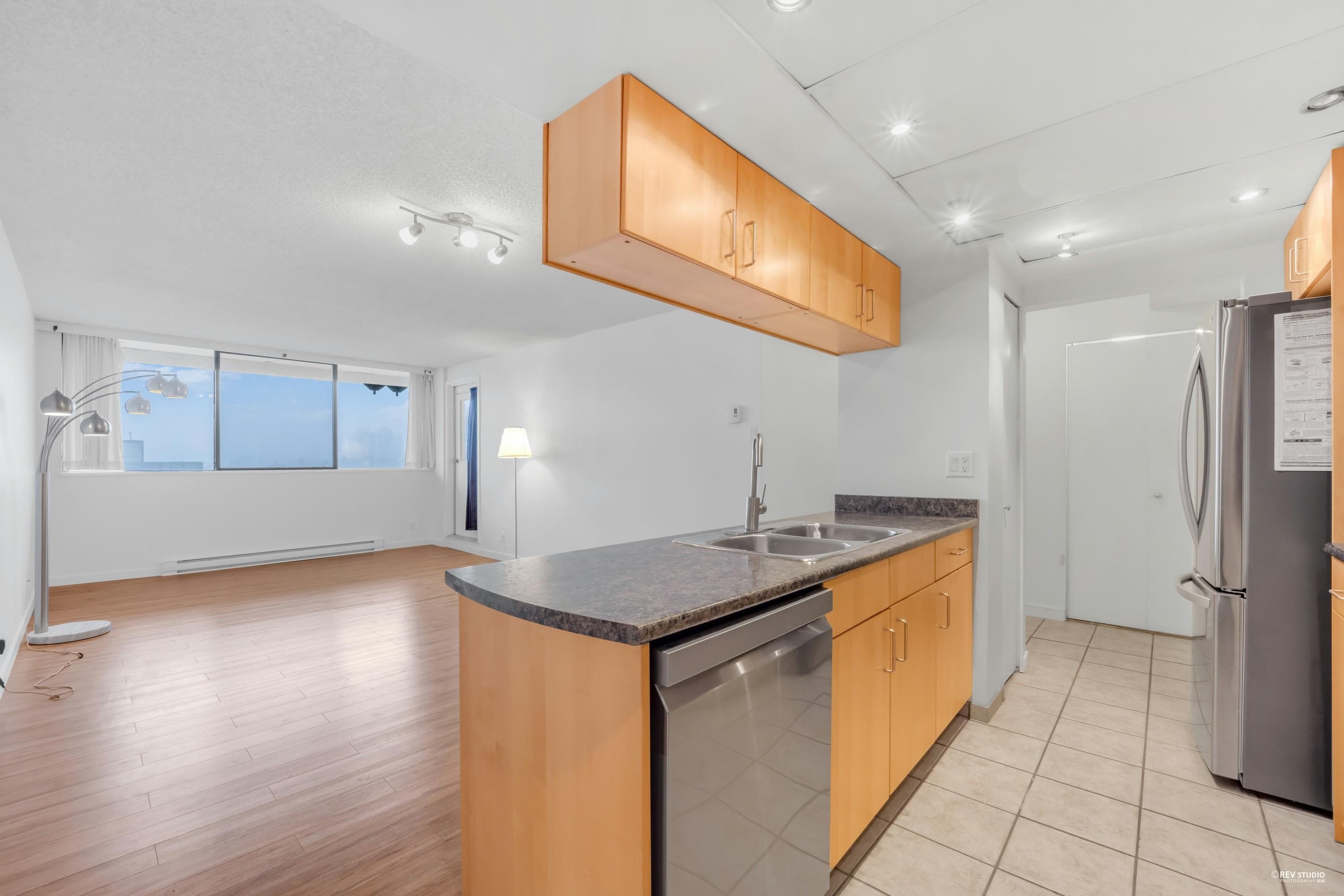 2402 - 9521 Cardston Court, Burnaby, V3N 4R8 — photo 5