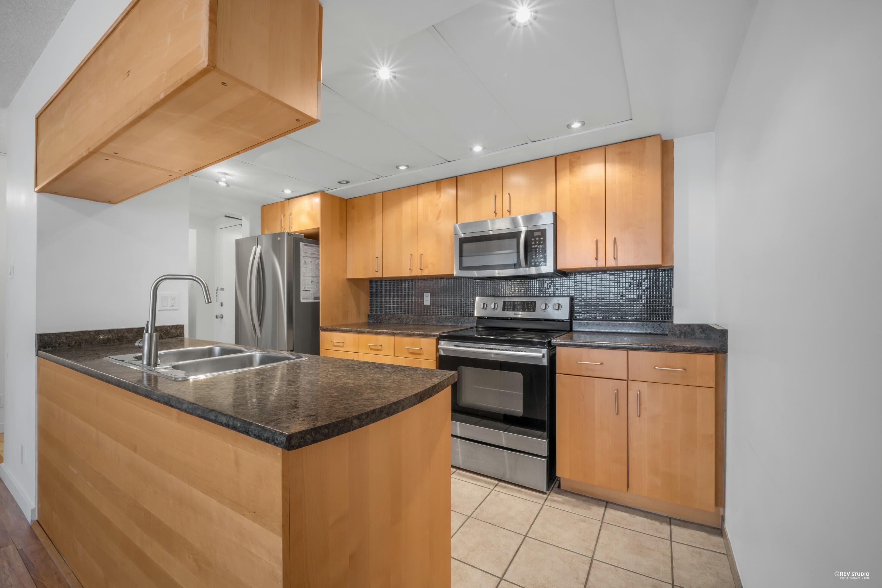 2402 - 9521 Cardston Court, Burnaby, V3N 4R8 — photo 4