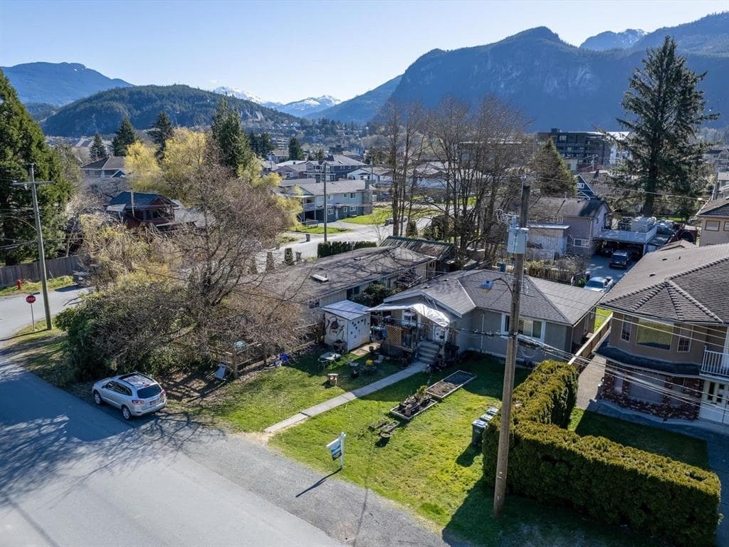 37986 Sixth Avenue, Squamish, V8B 0A4 — photo 1
