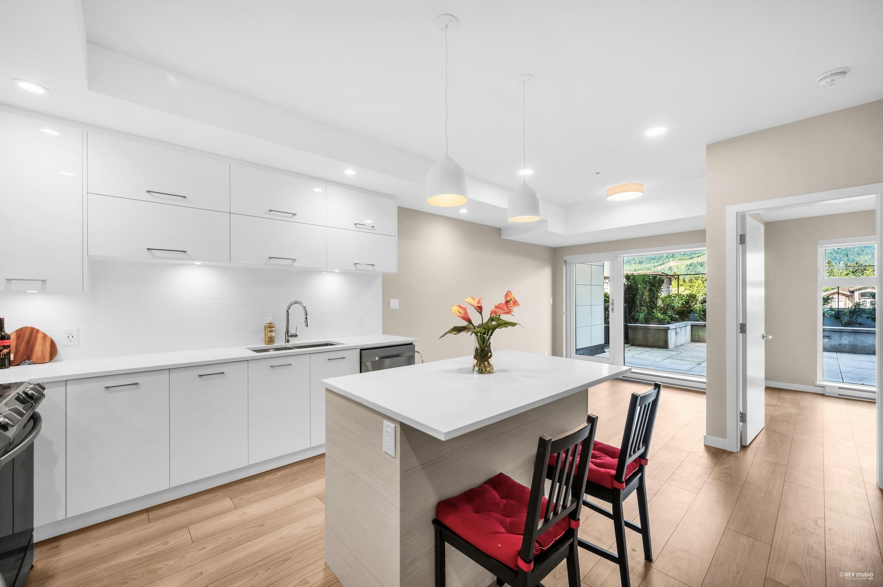 313 - 38033 Second Avenue, Squamish, V8B 0C4 — photo 1