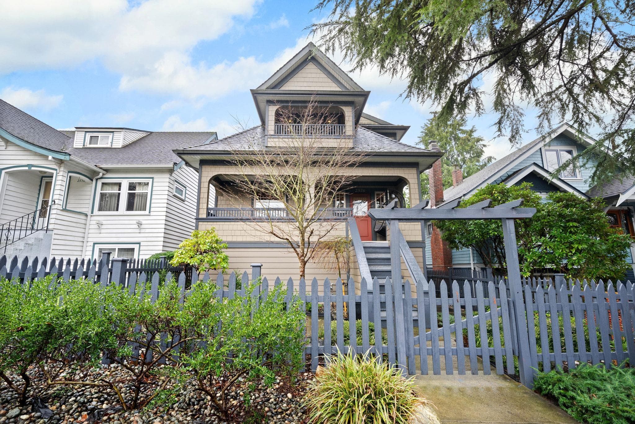2576 Oxford Street, Vancouver, V5K 1N1 — photo 1