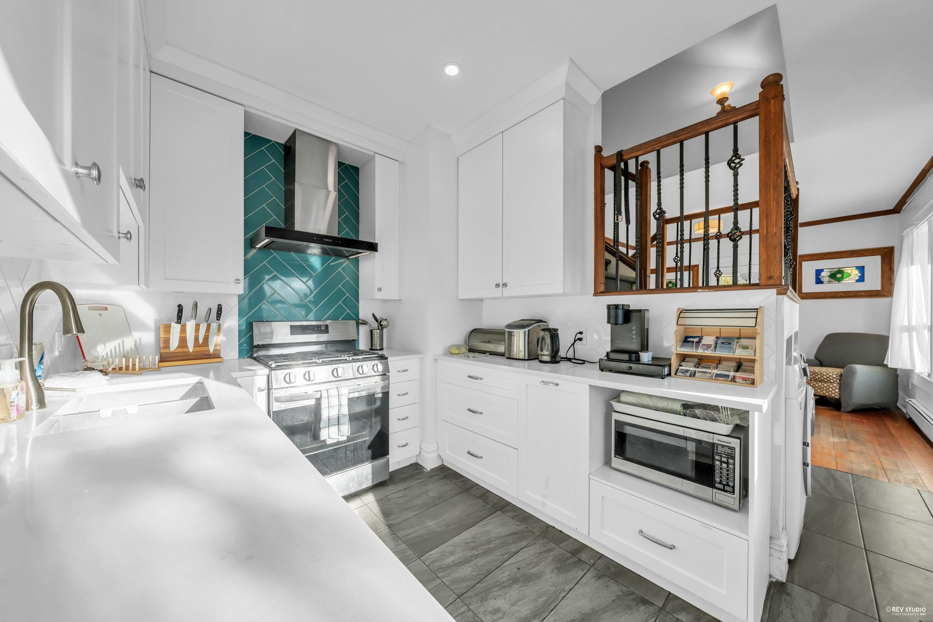 237 Sandringham Avenue, New Westminster, V3L 1Z4 — photo 1