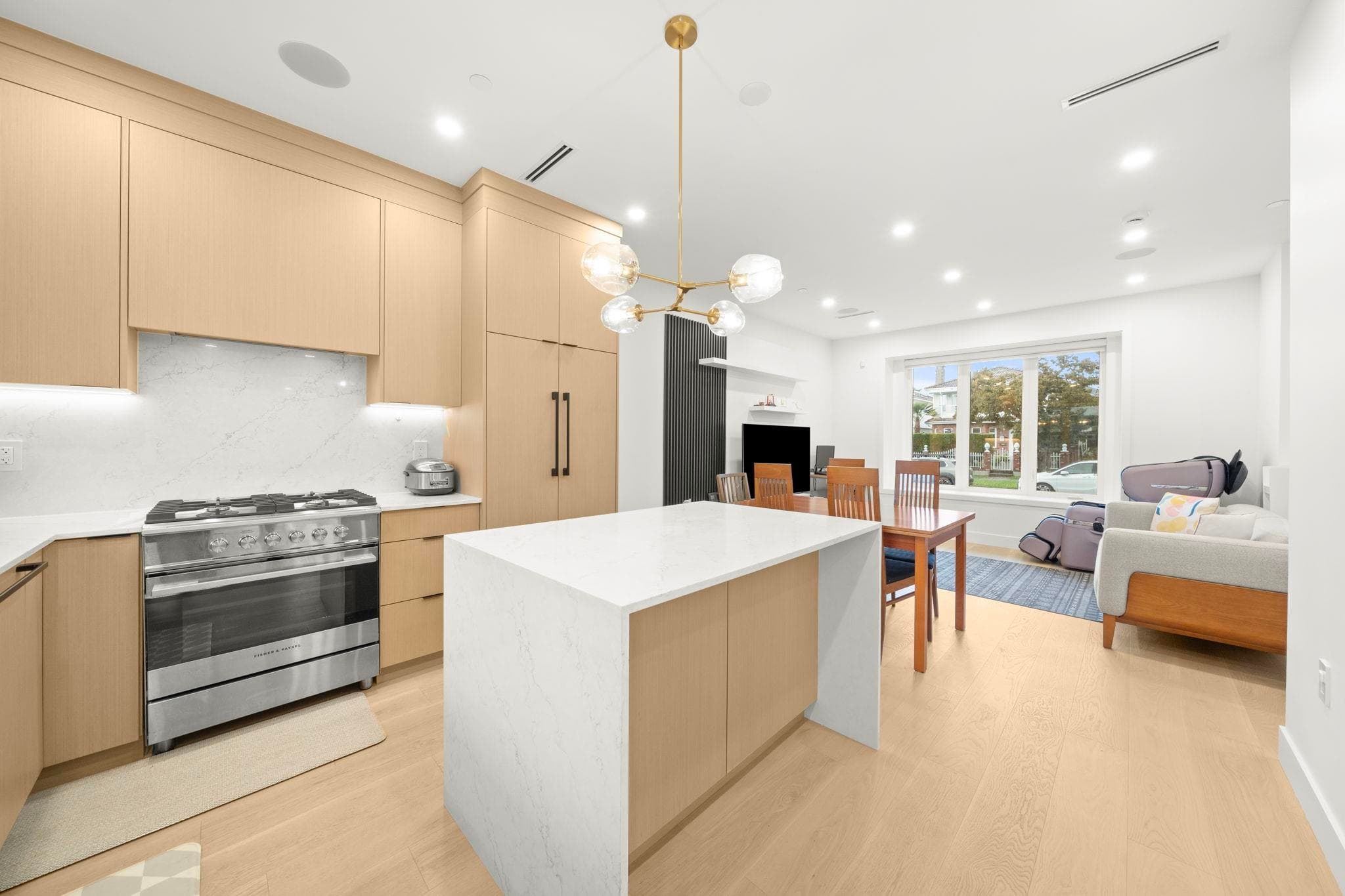 552 E 58th Avenue, Vancouver, V5X 1W2 — photo 1