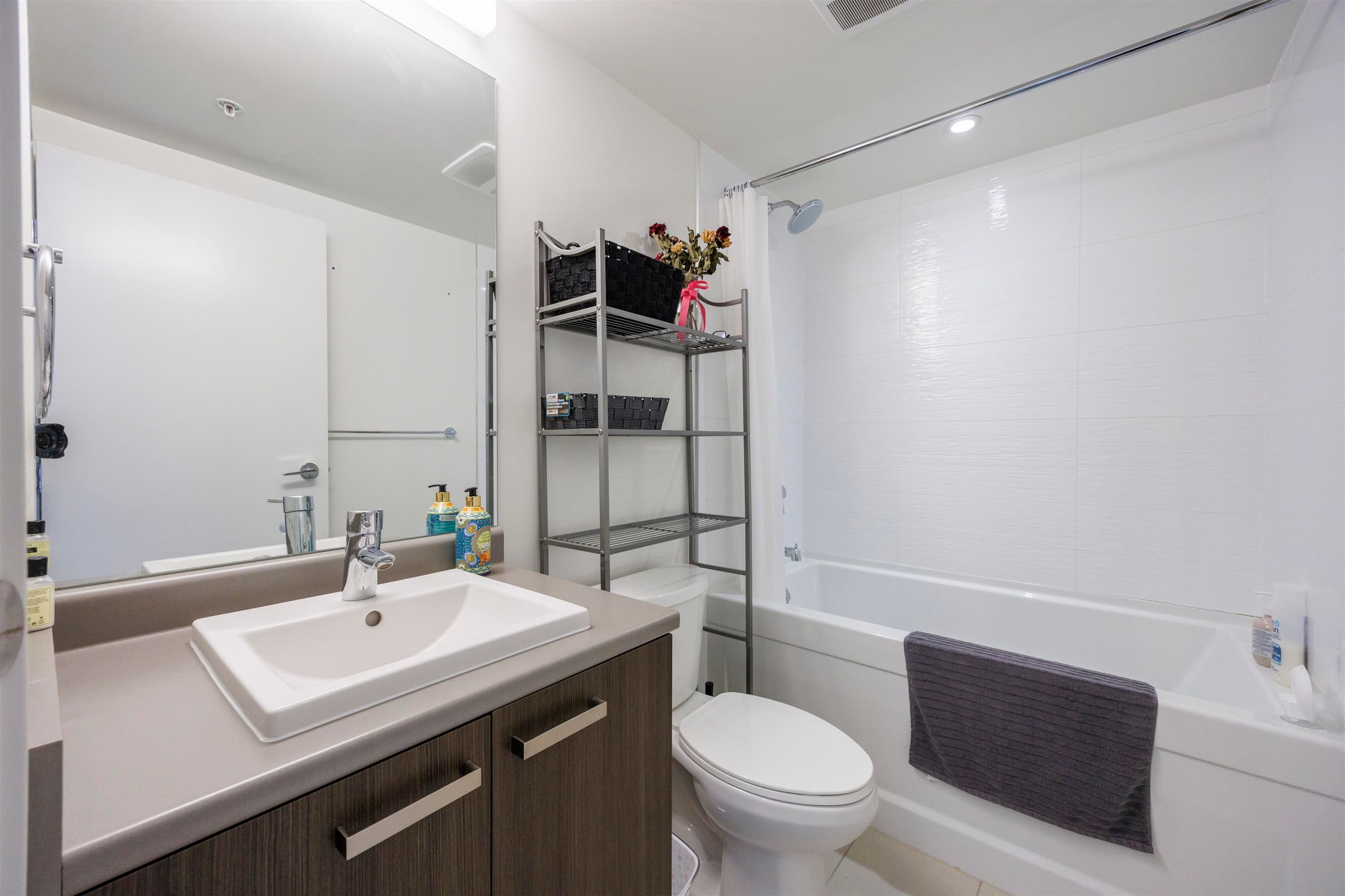 3708 - 13325 102a Avenue, Surrey, V3T 0J5 — photo 4