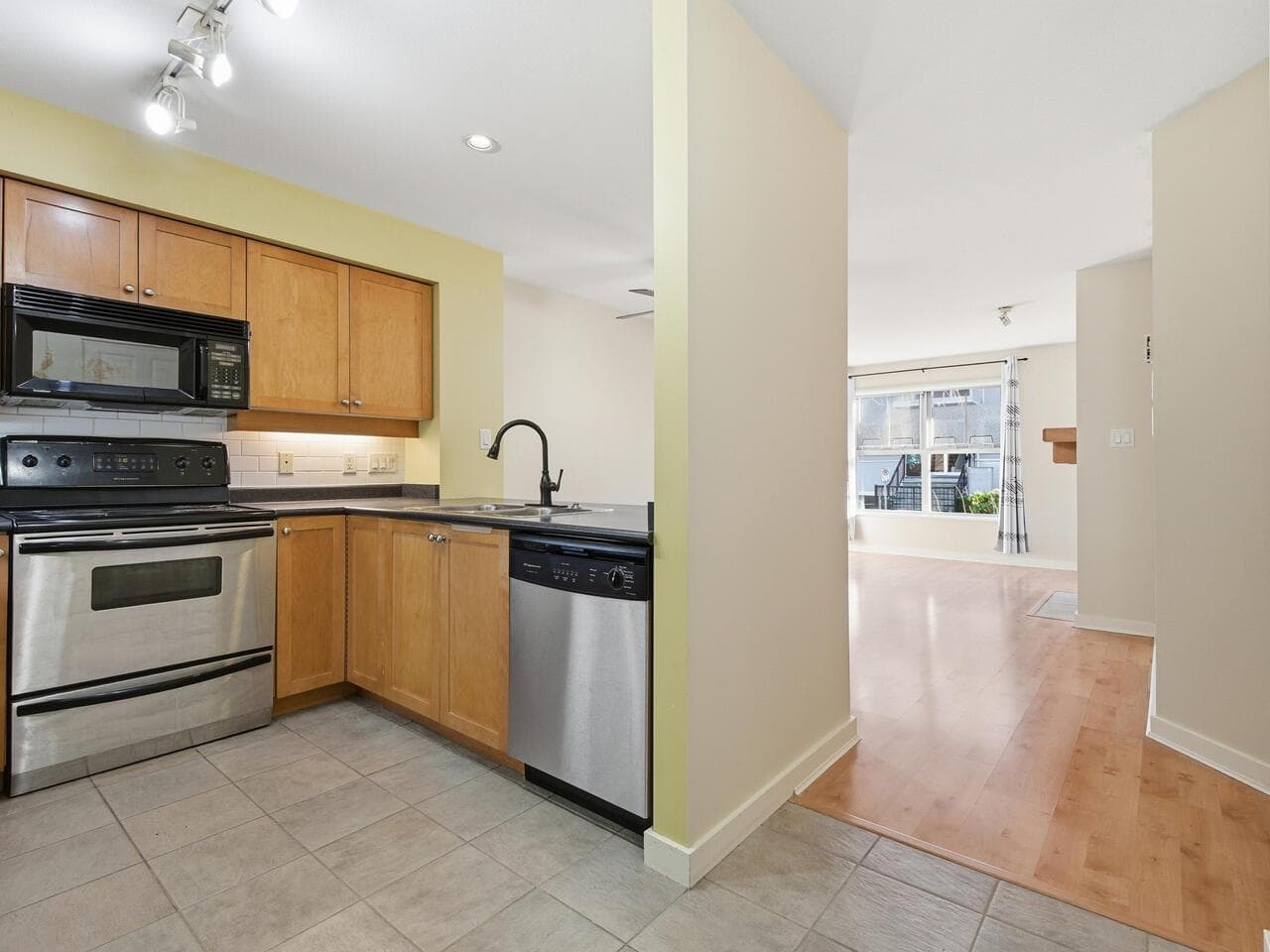 208 - 38 Seventh Avenue, New Westminster, V3L 5W2 — photo 5