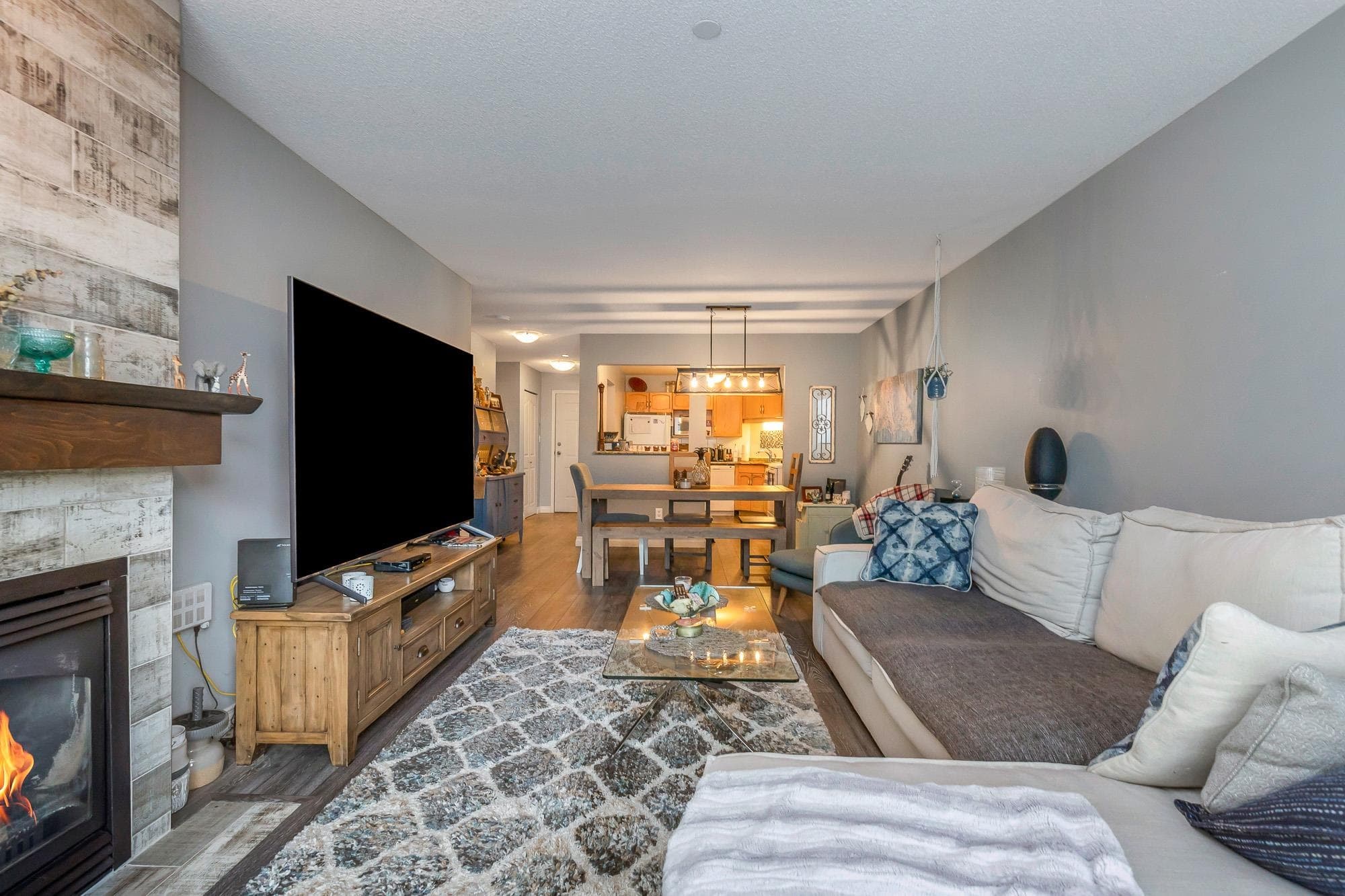 102 - 33280 E Bourquin Crescent, Abbotsford, V2S 7K2 — photo 1