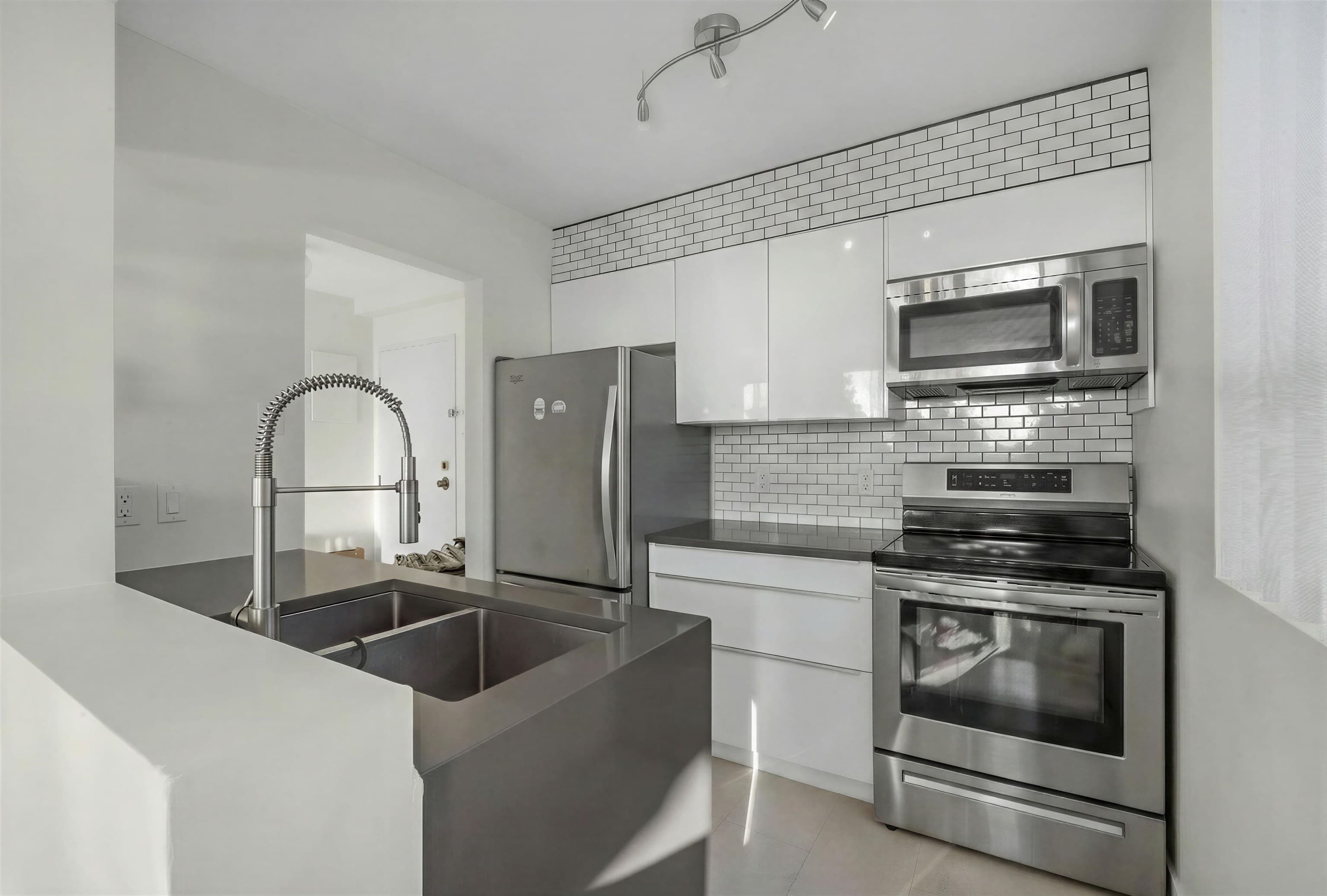 502 - 1737 Duchess Avenue, West Vancouver, V7V 1P8 — photo 3