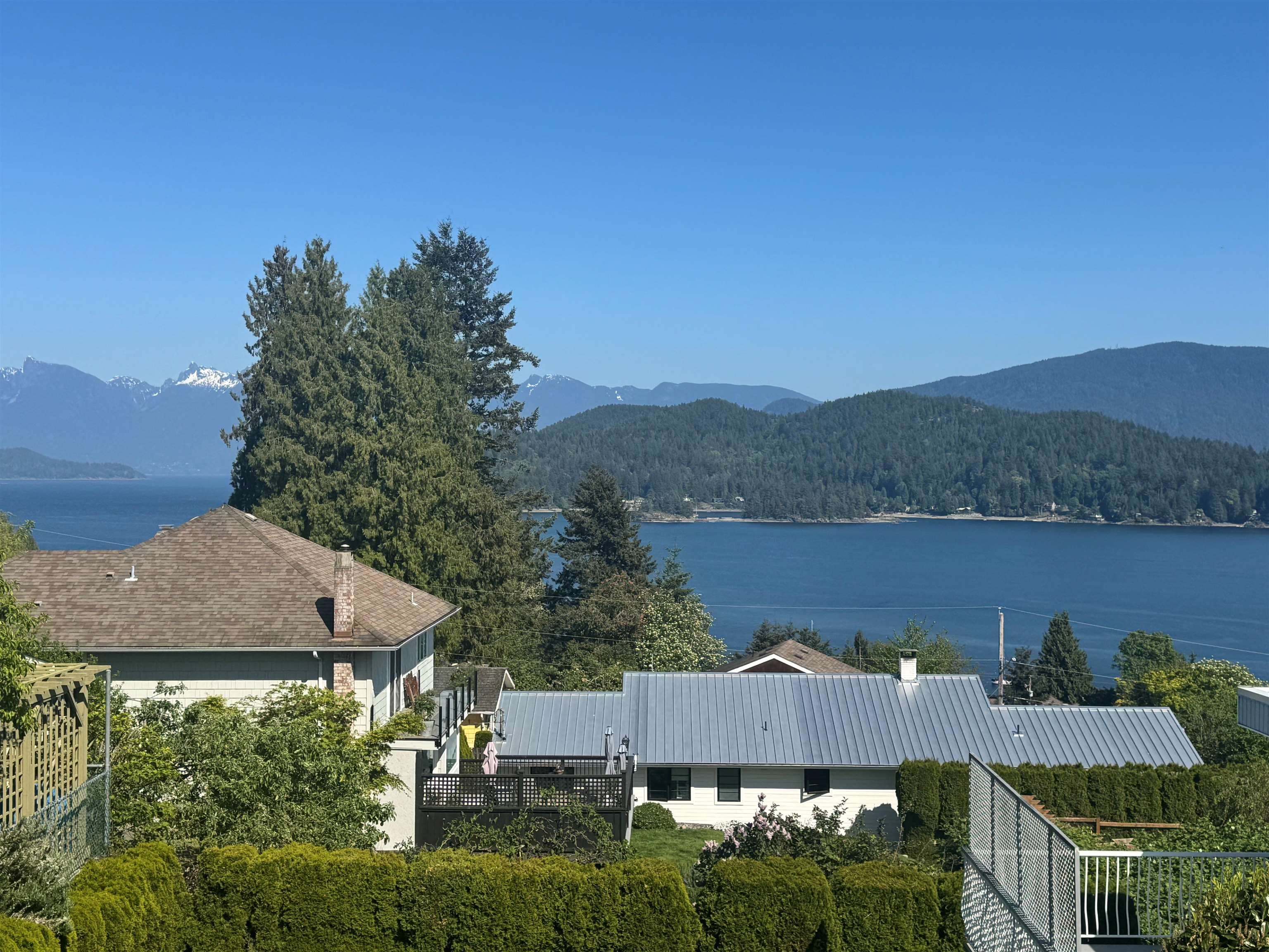 8 - 694 School Road, Gibsons, V0N 1V9 — photo 1