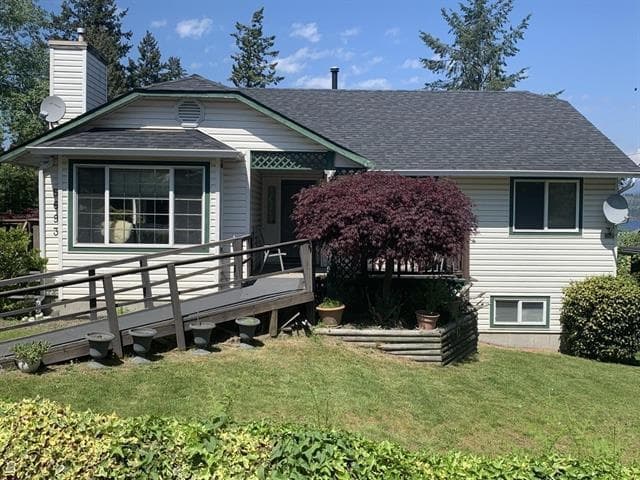 5693 Porpoise Bay Road, Sechelt, V0N 3A4 — photo 1