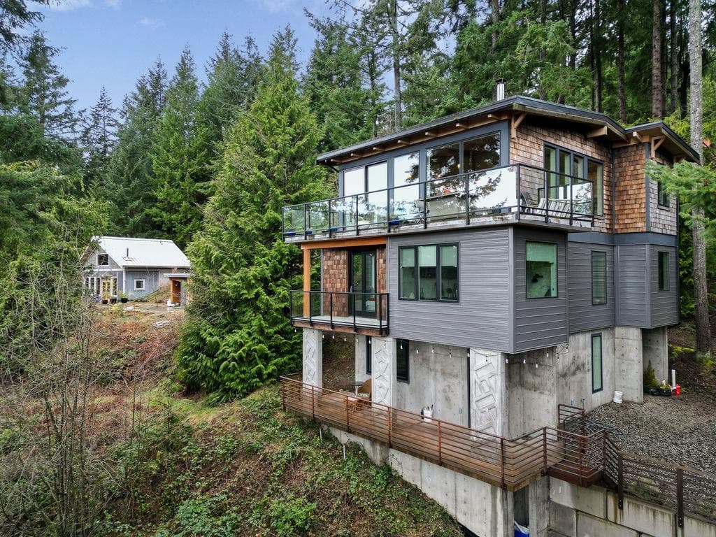 1572 Mountain Road, Gibsons, V0N 1V2 — photo 1