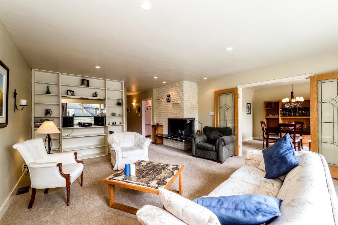 4302 Carolyn Drive, North Vancouver, V7R 4A4 — photo 2