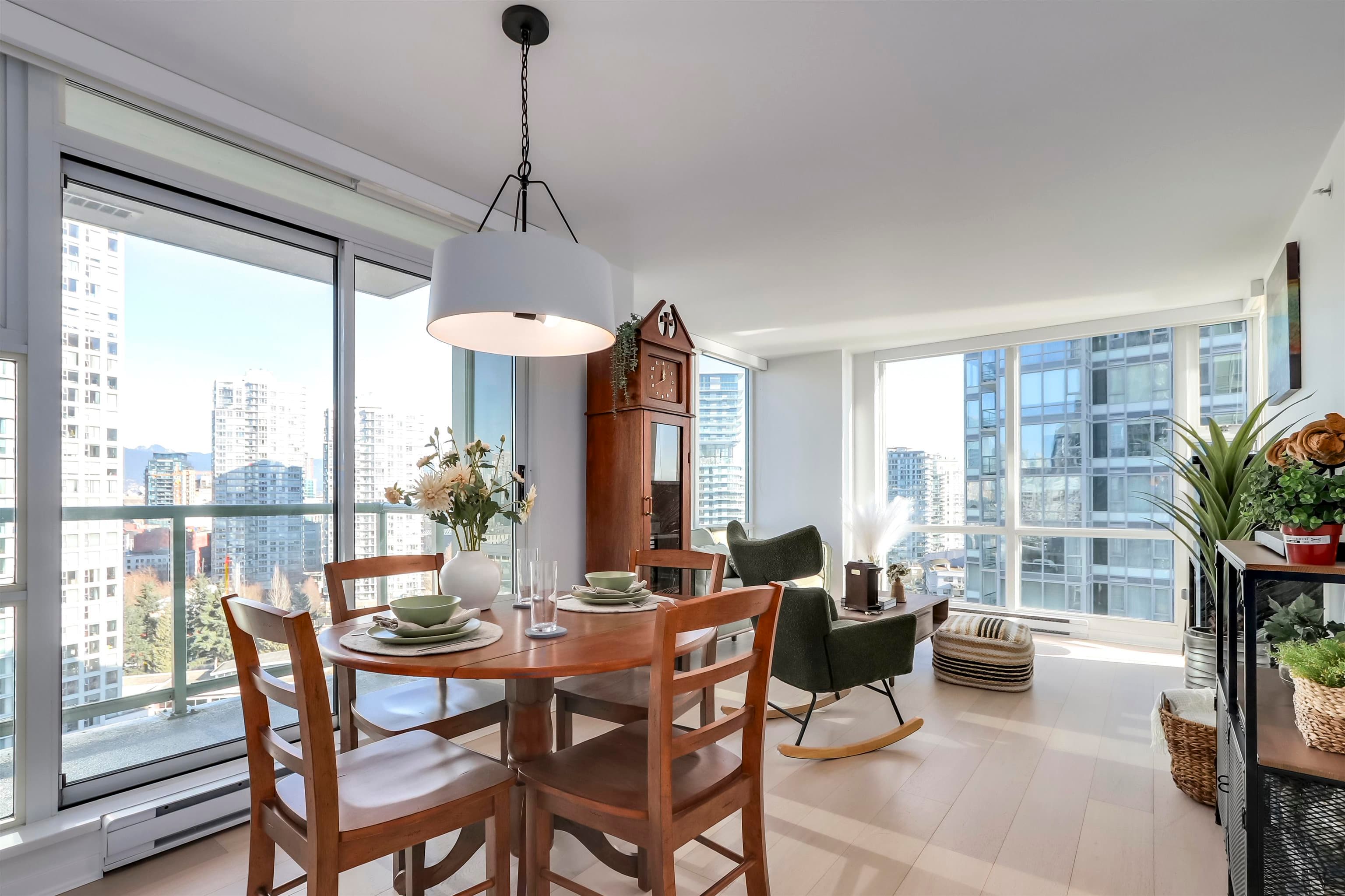 1807 - 1077 Marinaside Crescent, Vancouver, V6Z 2Z5 — photo 2