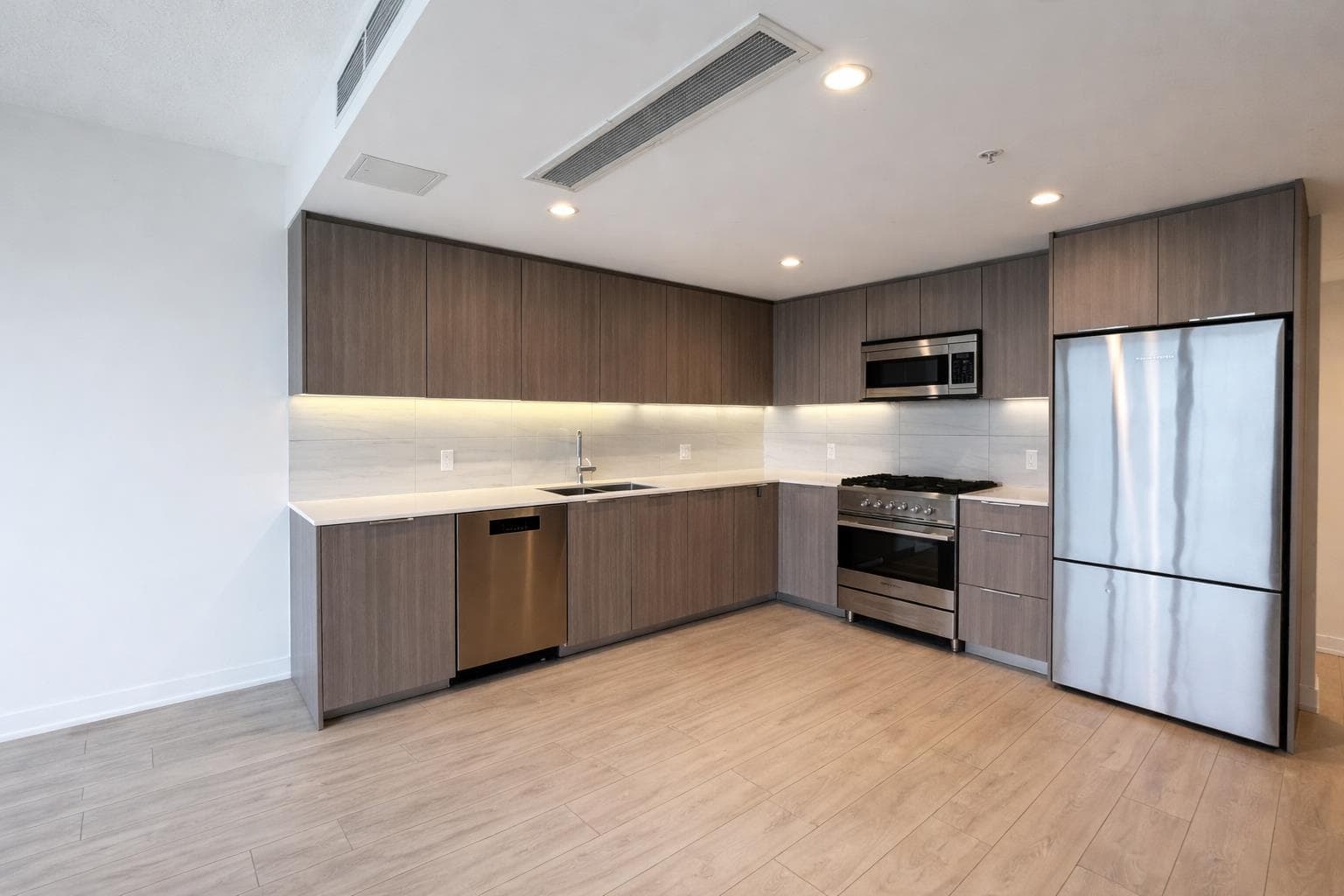 405 - 1401 Hunter Street, North Vancouver, V7J 0E2 — photo 4