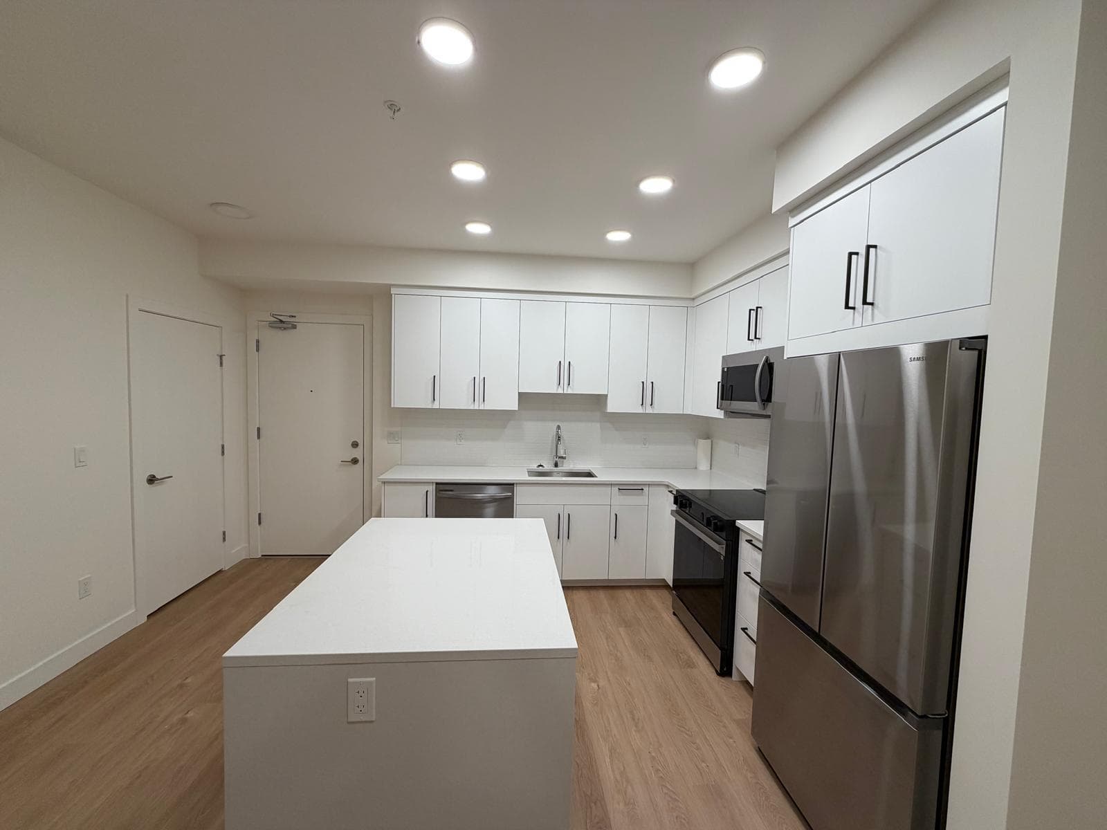 309 - 33816 South Fraser Way, Abbotsford, V2S 0P2 — photo 2
