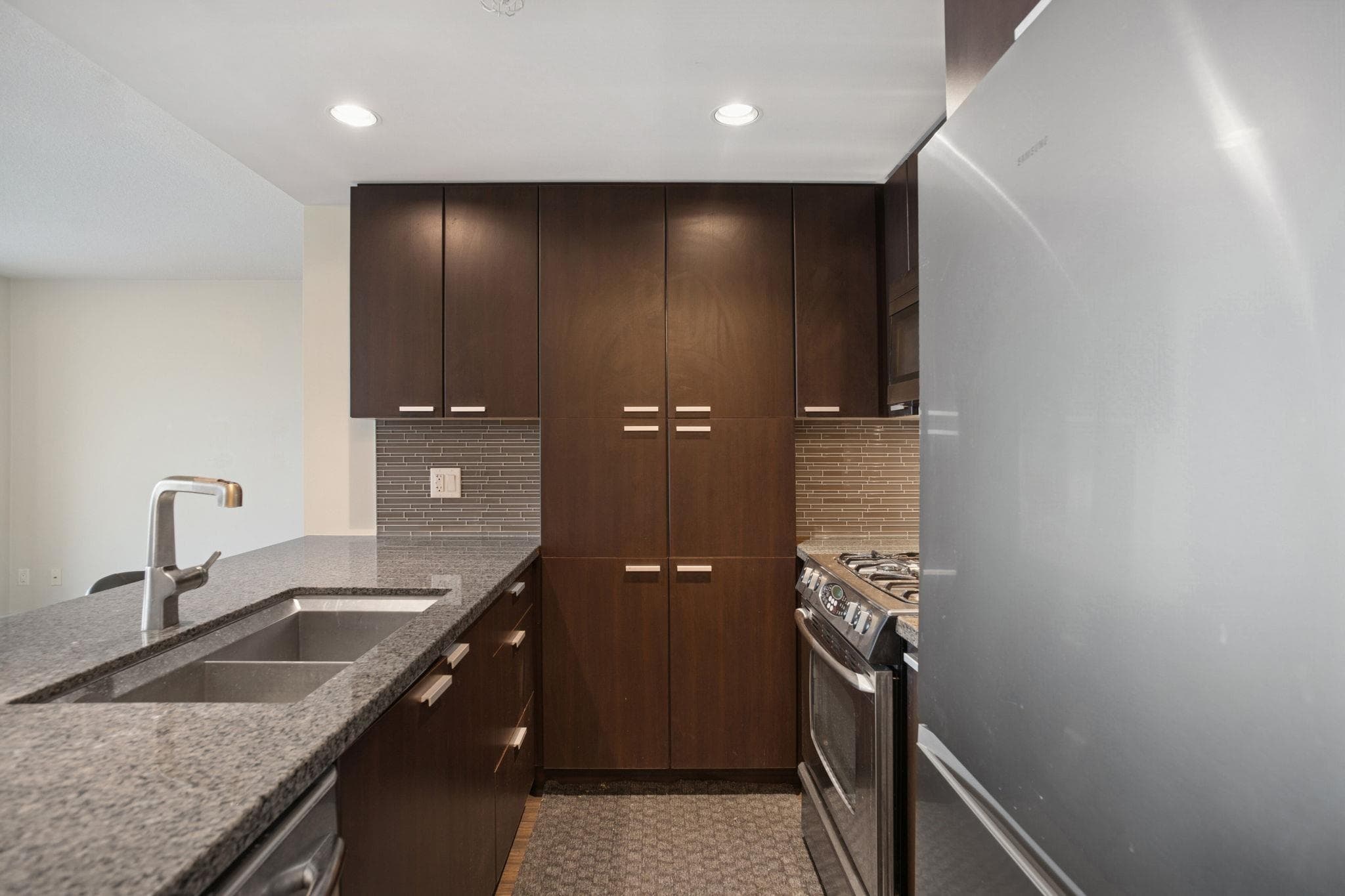 2102 - 2232 Douglas Road, Burnaby, V5C 0G9 — photo 4