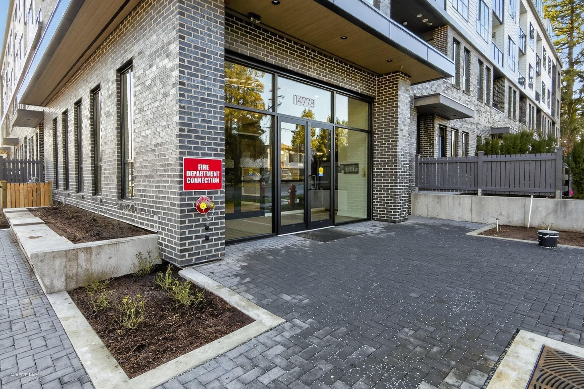 512 - 14778 106 Avenue, Surrey, V3R 5Y1 — photo 2