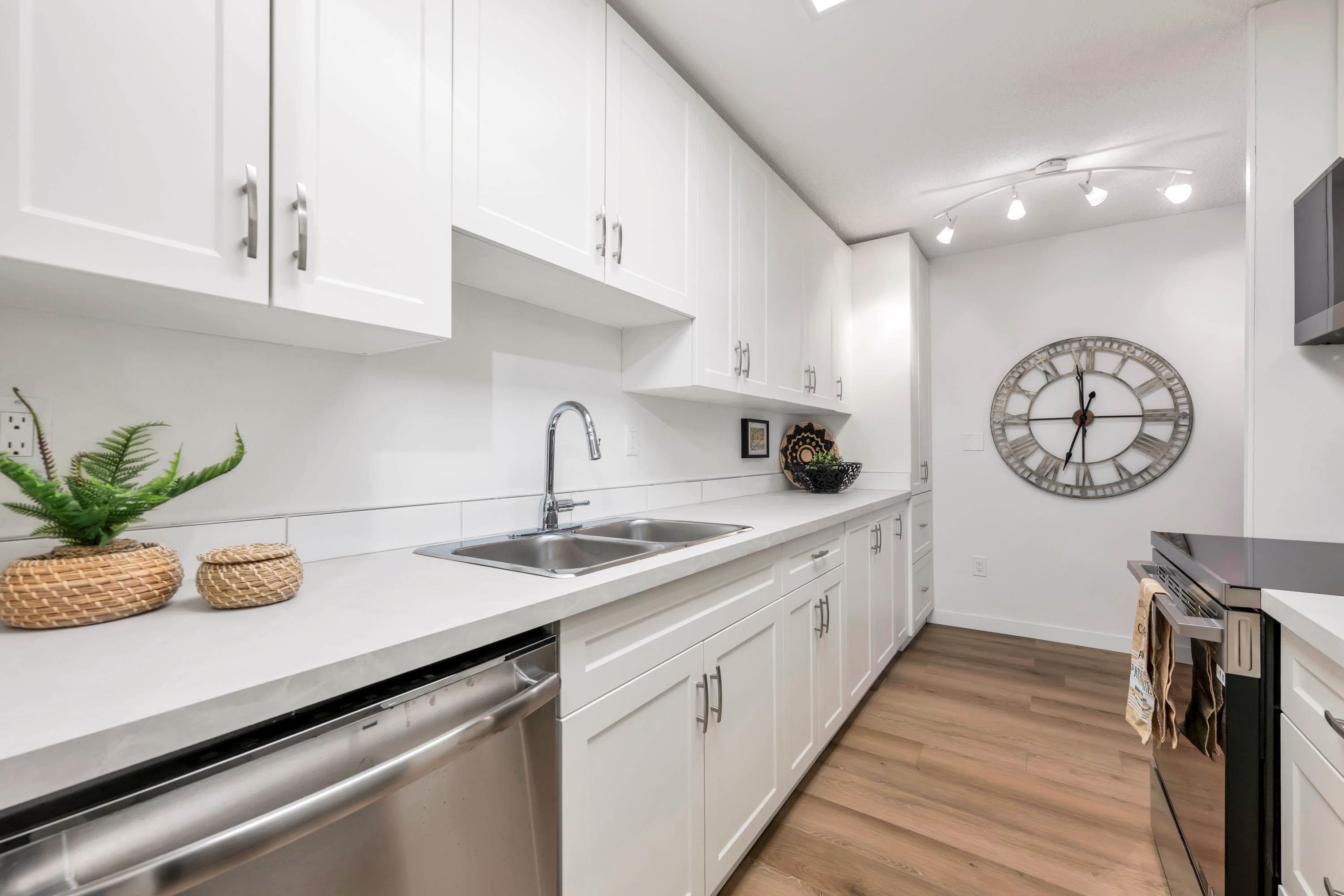 107 - 15020 North Bluff Road, White Rock, V4B 5A4 — photo 1