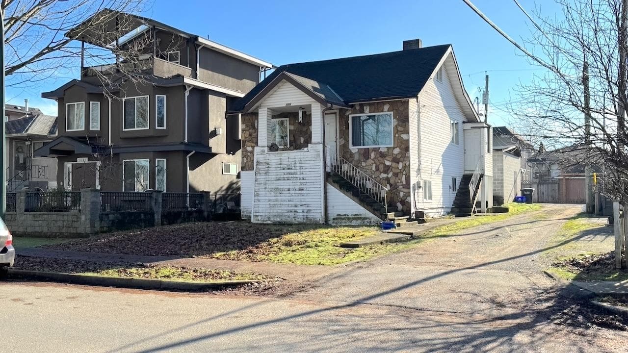 3006 E 25th Avenue, Vancouver, V5R 1J4 — photo 1