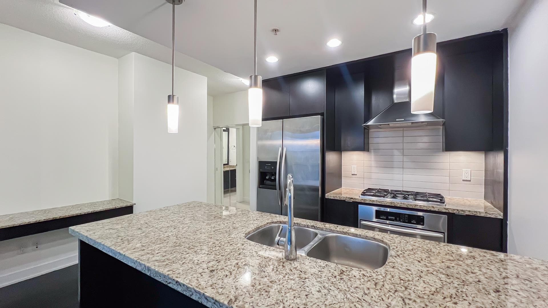 905 - 7088 18th Avenue, Burnaby, V3N 0A2 — photo 1