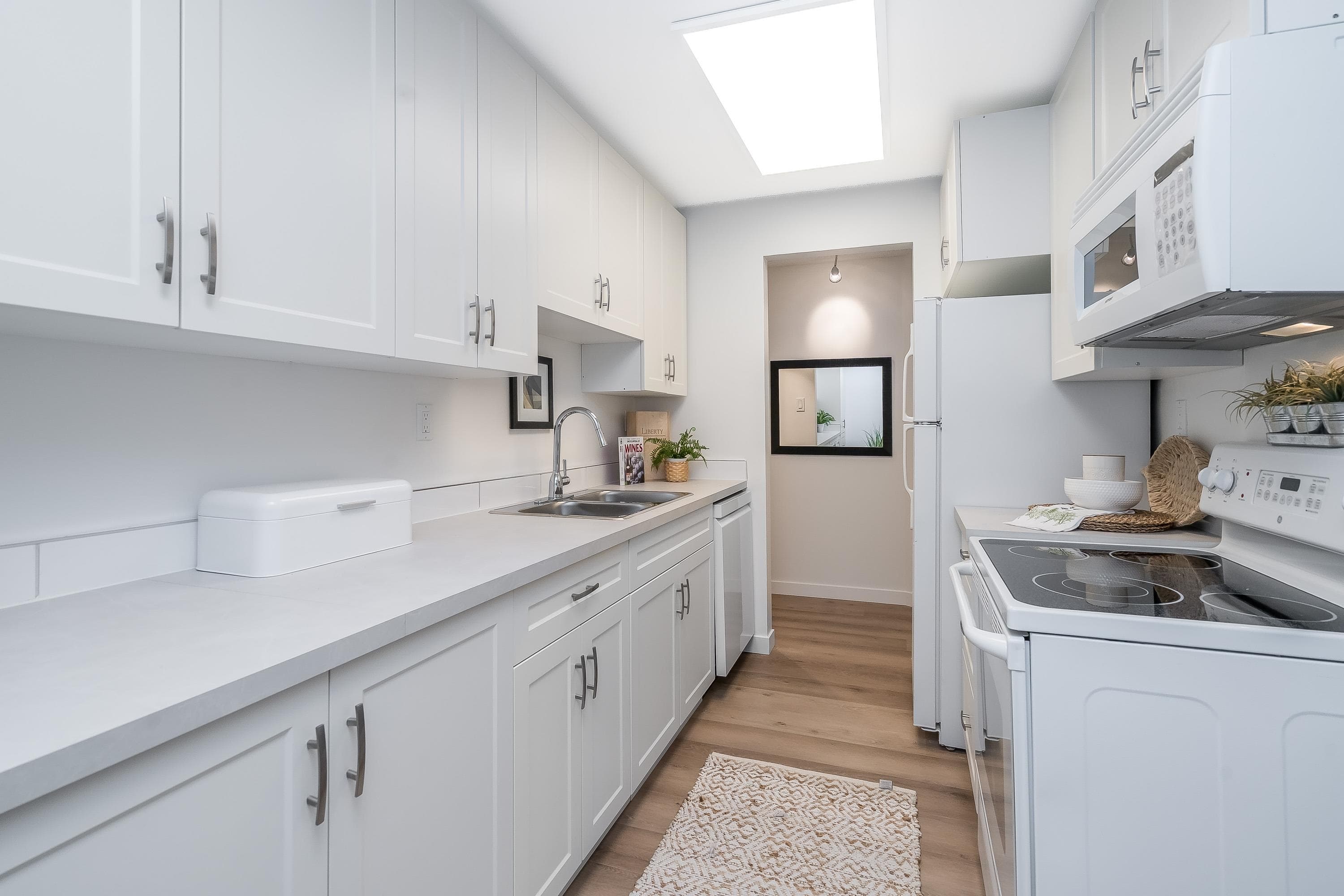 110 - 15020 North Bluff Road, White Rock, V4B 5A4 — photo 3