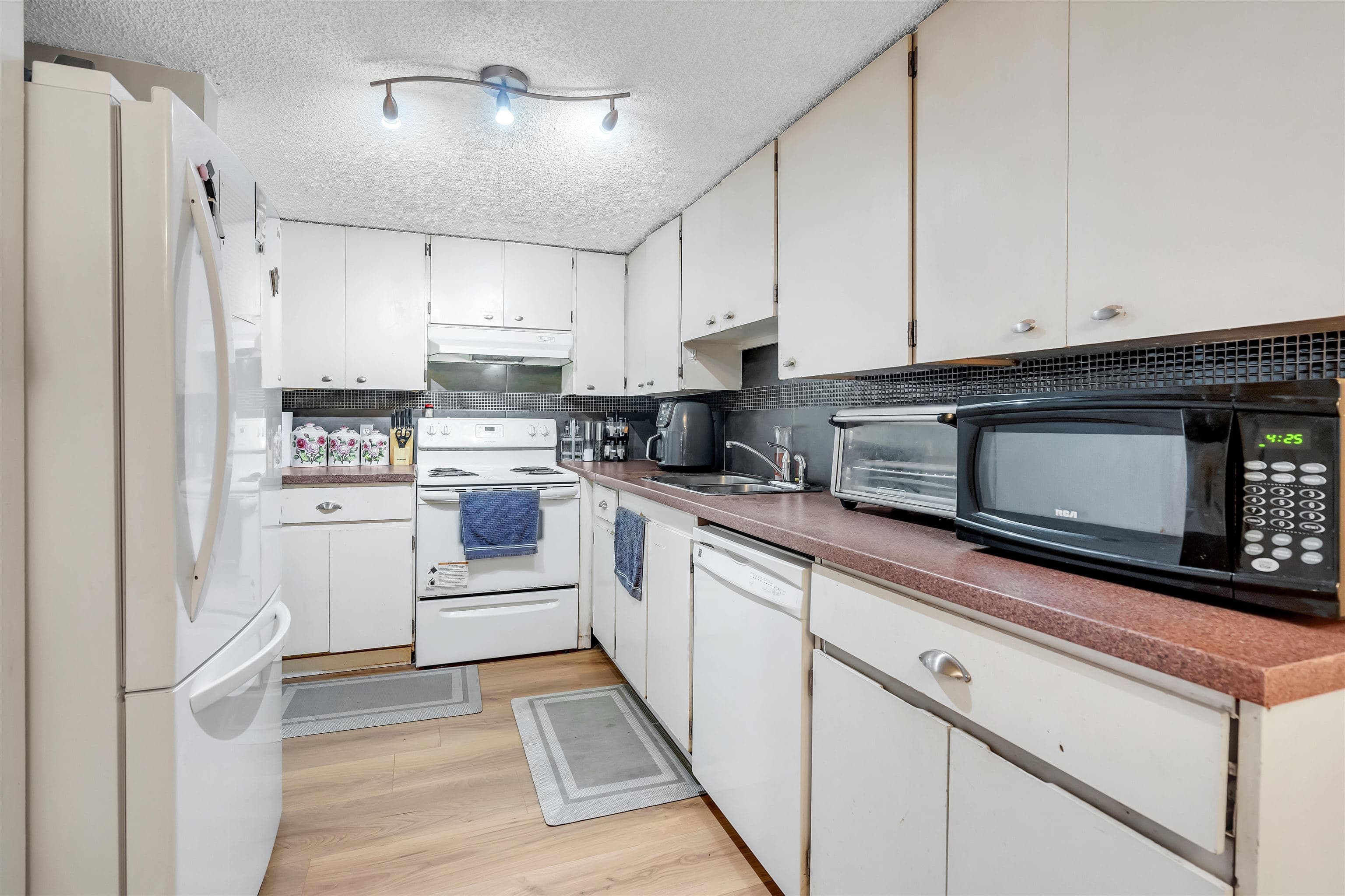 105 - 7116 133b Street, Surrey, V3W 8A4 — photo 3