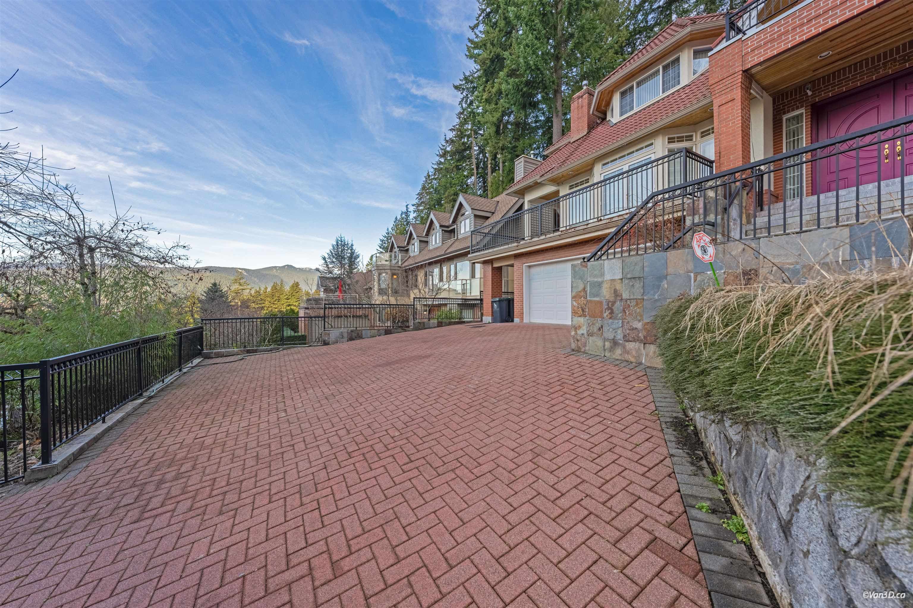 4989 Chalet Place, North Vancouver, V7R 4X4 — photo 2