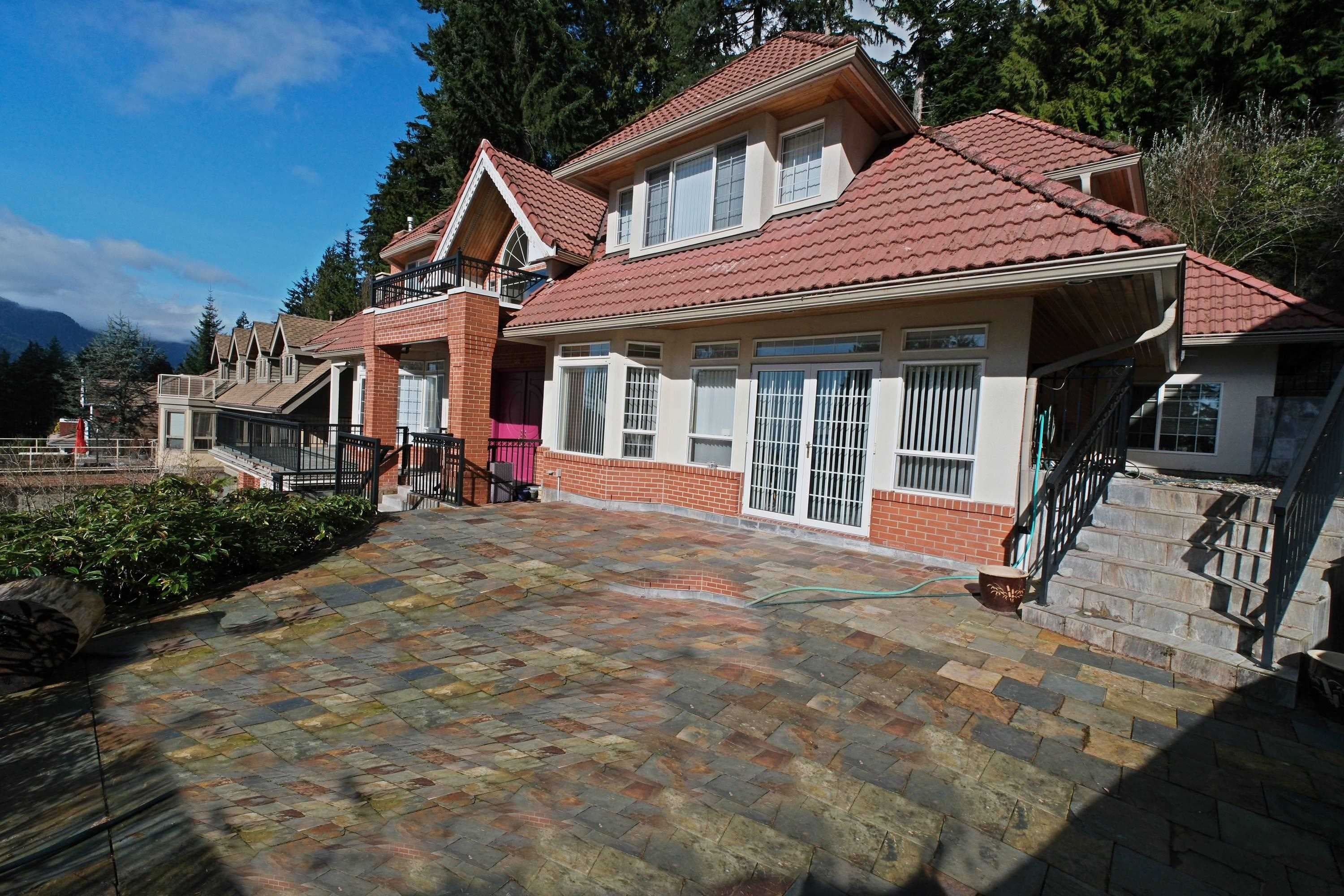 4989 Chalet Place, North Vancouver, V7R 4X4 — photo 3