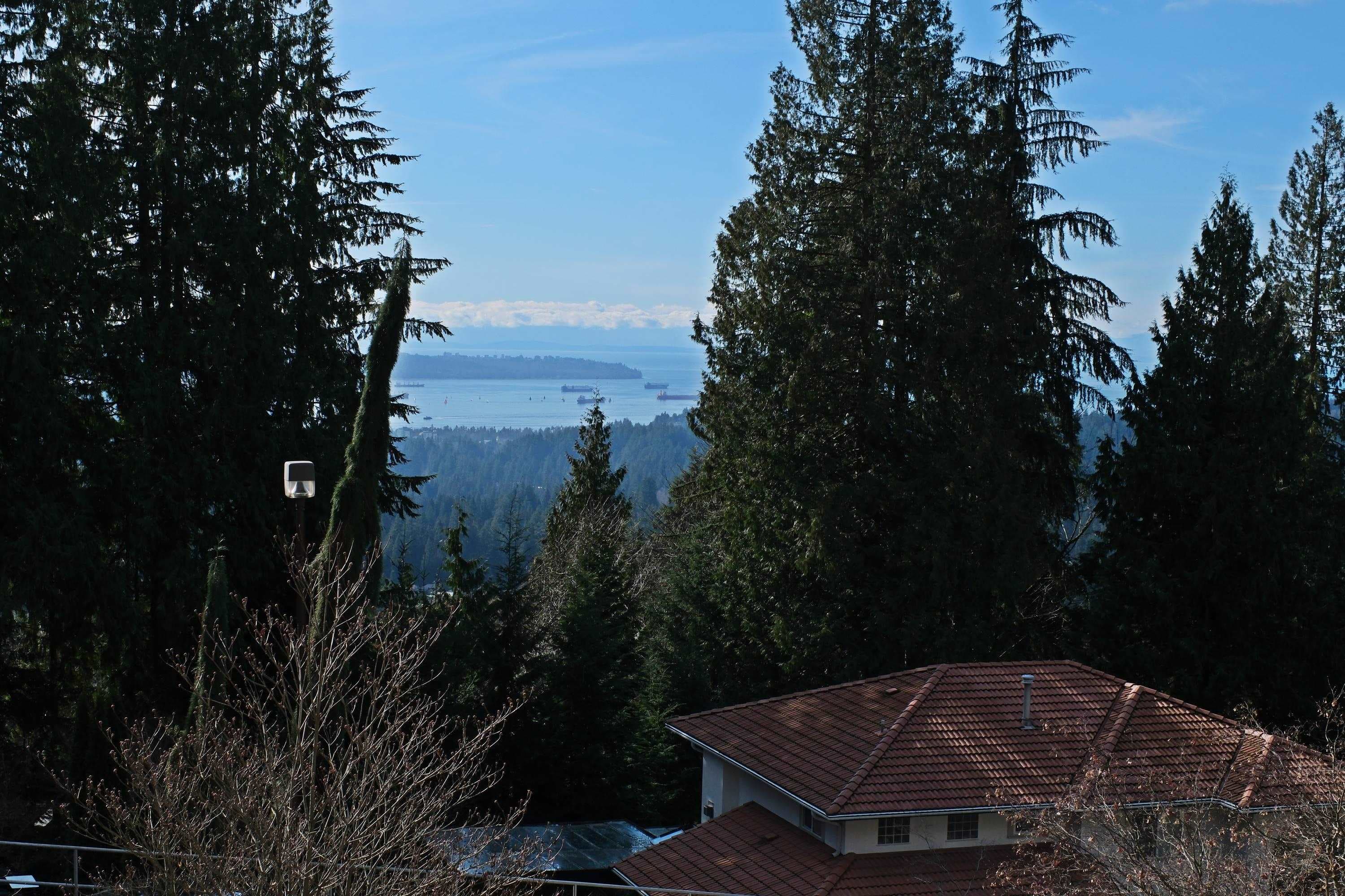 4989 Chalet Place, North Vancouver, V7R 4X4 — photo 5