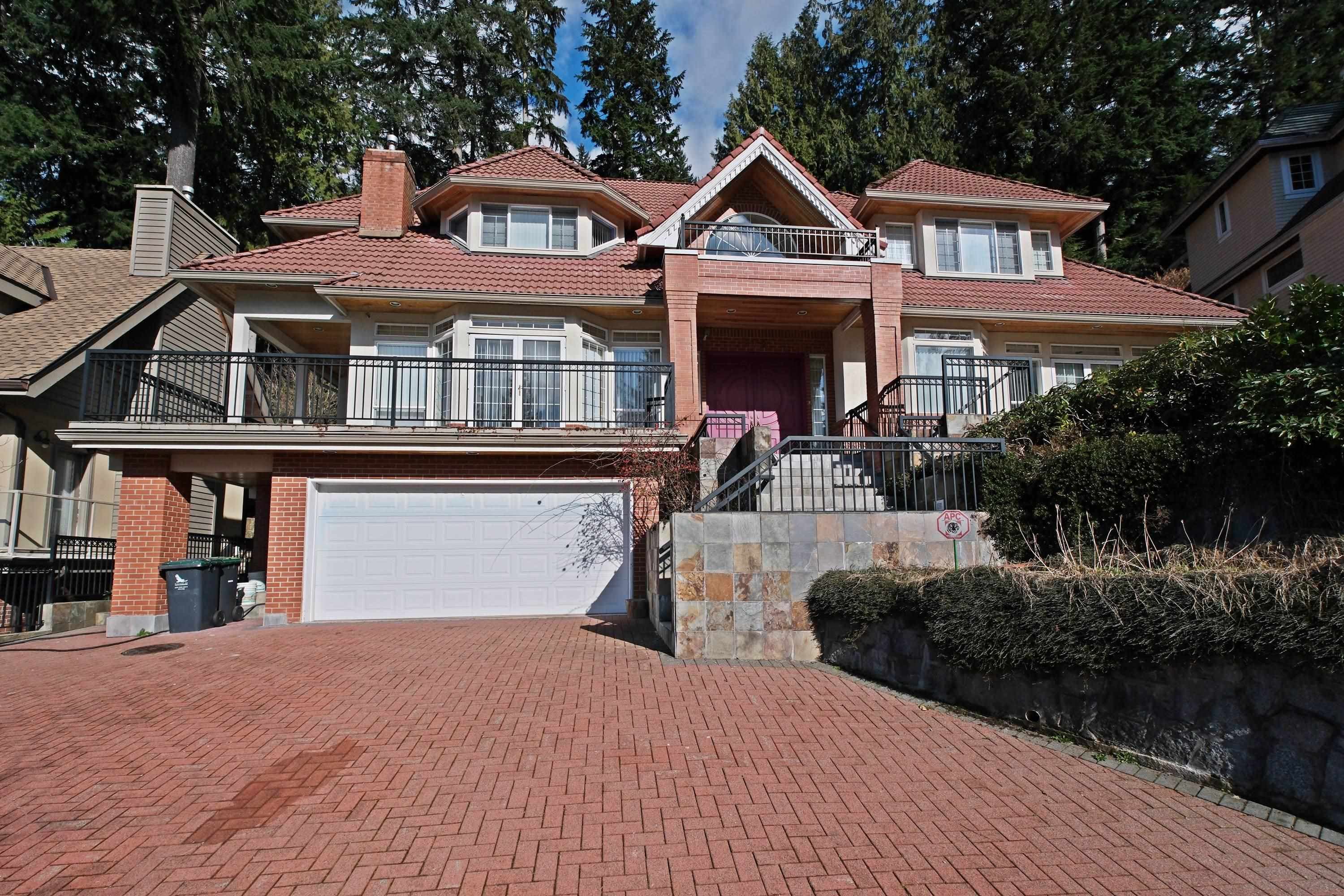 4989 Chalet Place, North Vancouver, V7R 4X4 — photo 4